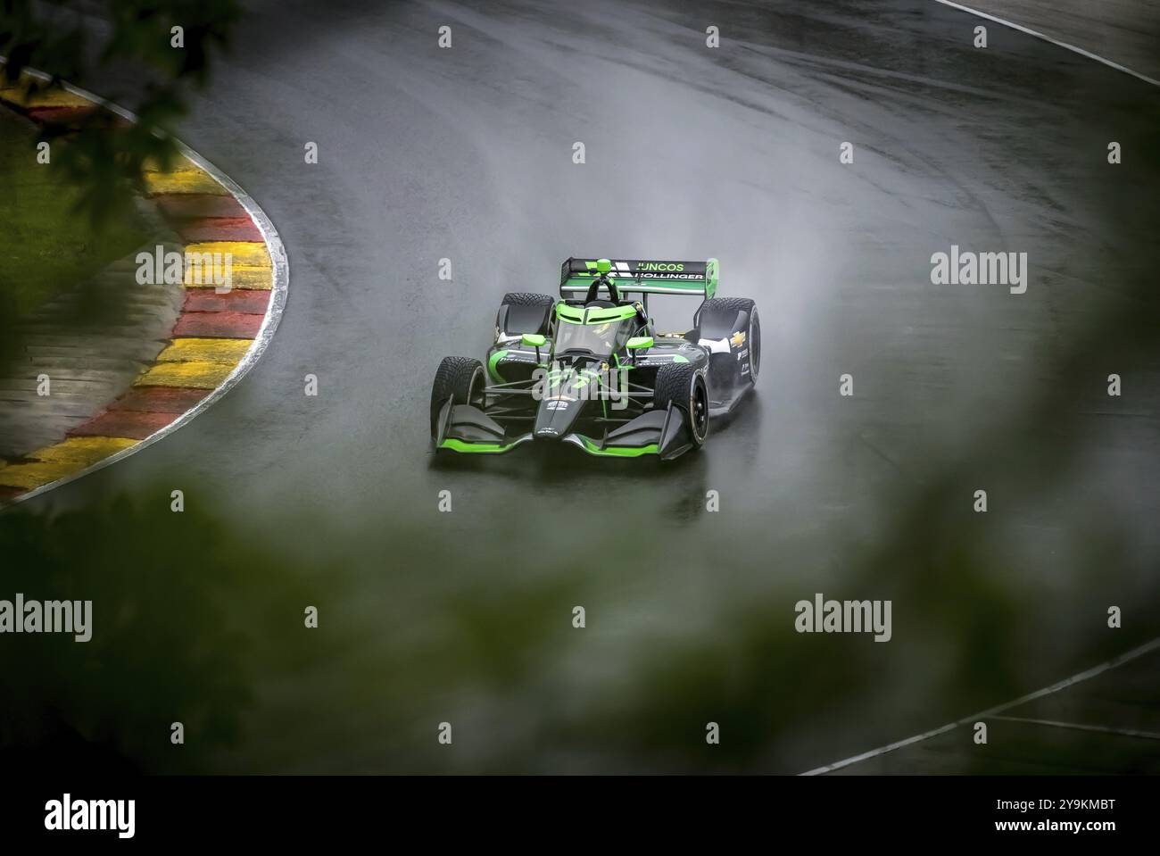 ROMAIN GROSJEAN (77) di Ginevra, Svizzera, passa attraverso la curva 12 (Canada Corner) durante una sessione di prove sul bagnato per il Gran Premio di XPEL a Road Americ Foto Stock