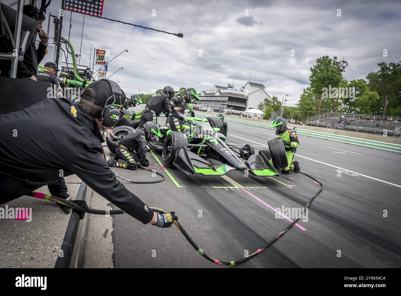 ROMAIN GROSJEAN (77) di Ginevra, Svizzera, scende lungo la pit Road per il servizio durante il Gran Premio XPEL a Road America a Elkhart Lake, WISCONSIN Foto Stock