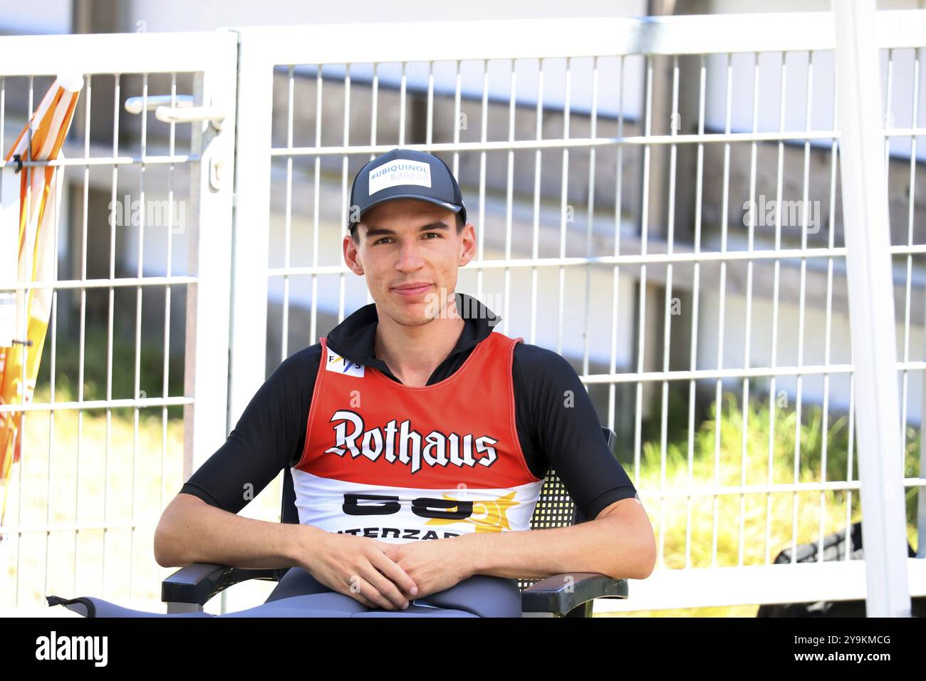 Breve pausa e sempre di buon umore: Luca Roth (SV Messstetten) alla COC Cup Summer Ski jumping Hinterzarten 2024 Foto Stock