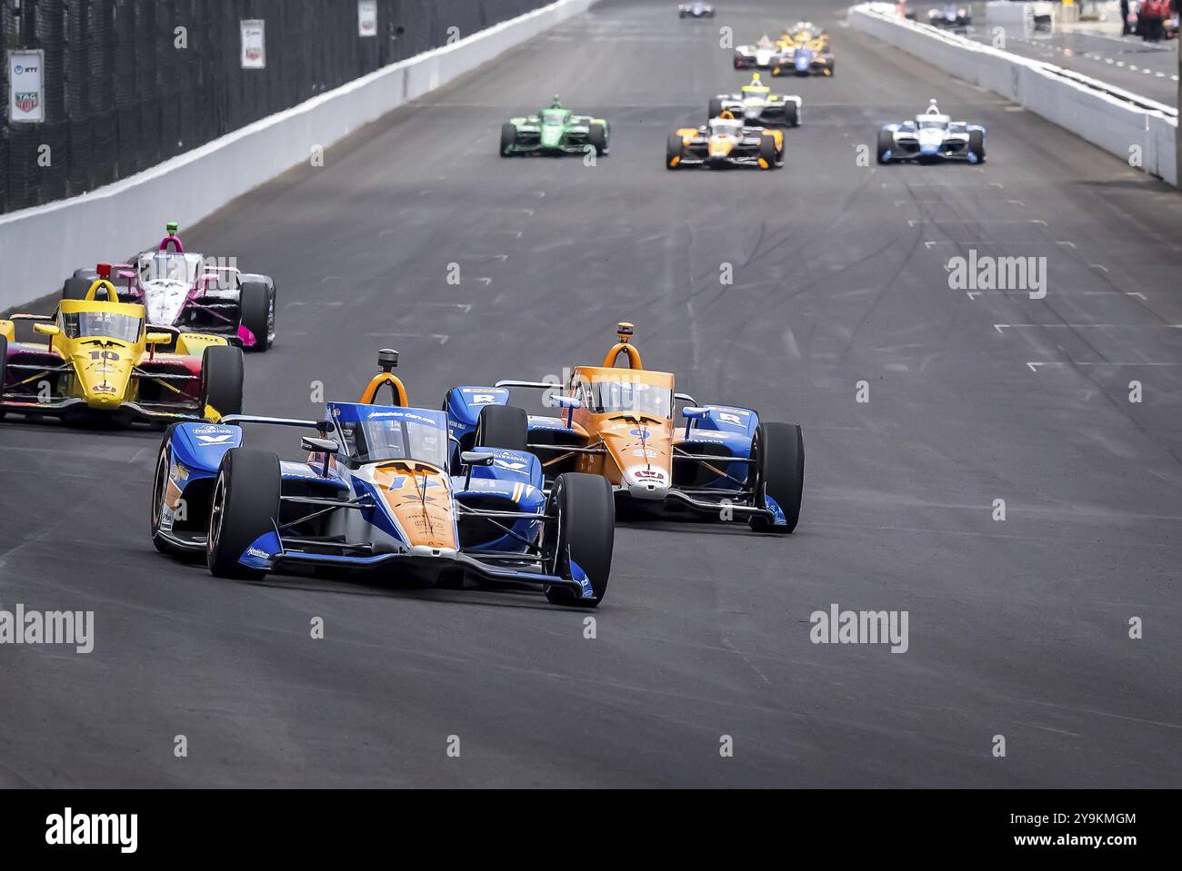 KYLE LARSON (17) di Elk Grove, California scende lungo il tratto anteriore dell'Indianapolis Motor Speedway durante una sessione di prove per l'Indy 500i. Foto Stock