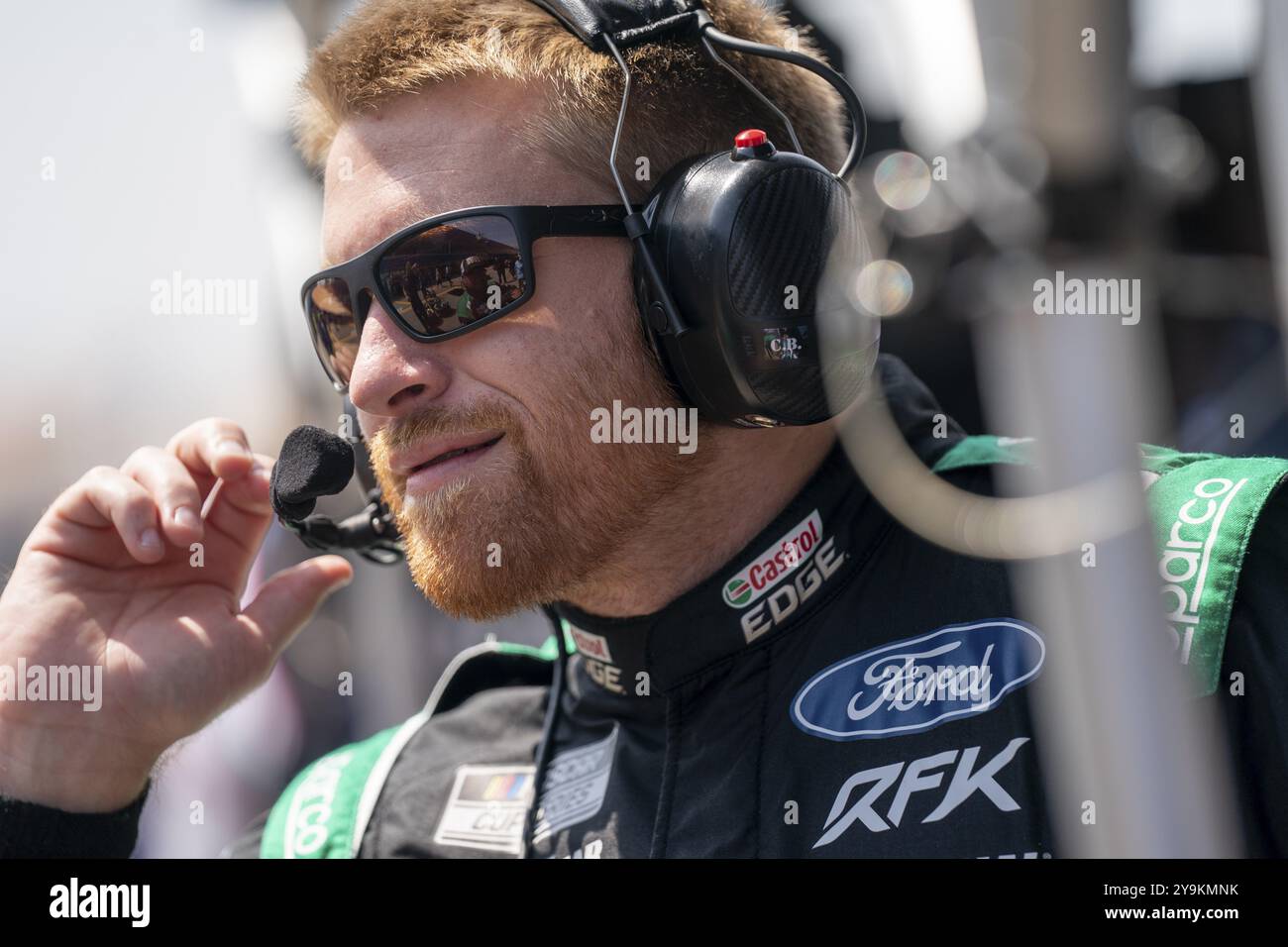 Chris Buescher (17), pilota della NASCAR Cup Series, scende in pista per allenarsi per il FireKeppers Casino 400 presso il Michigan International Speedway di Foto Stock