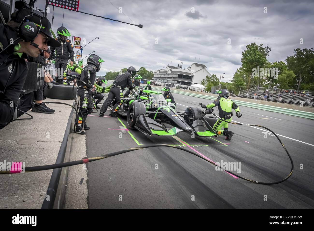 ROMAIN GROSJEAN (77) di Ginevra, Svizzera, scende lungo la pit Road per il servizio durante il Gran Premio XPEL a Road America a Elkhart Lake, WISCONSIN Foto Stock
