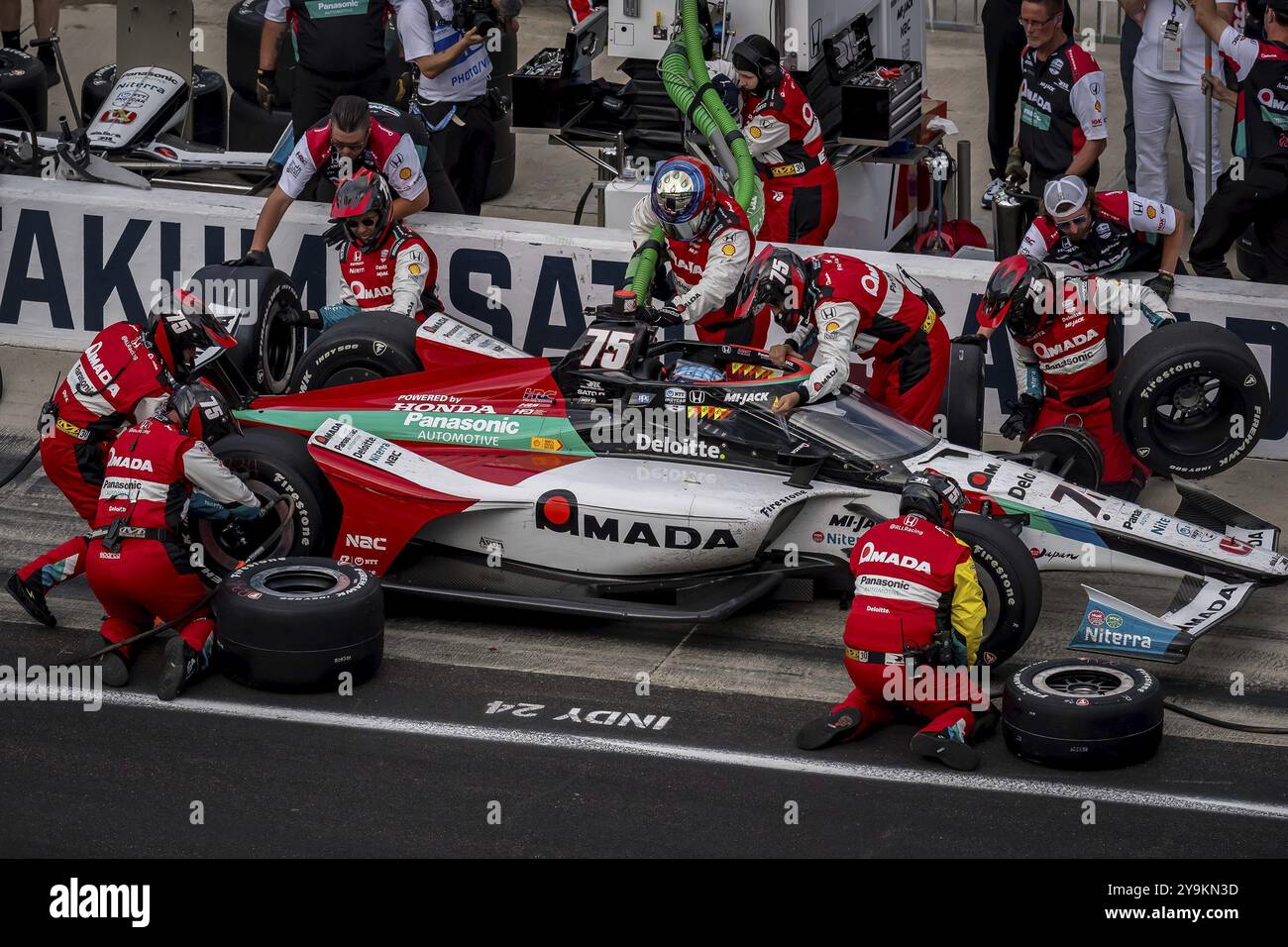 TAKUMA SATO (75) di Tokyo, Giappone, scende lungo la pit Road per il servizio durante la 108a corsa della 500 miglia di Indianapolis presso l'Indianapolis Motor Speedway di SP Foto Stock