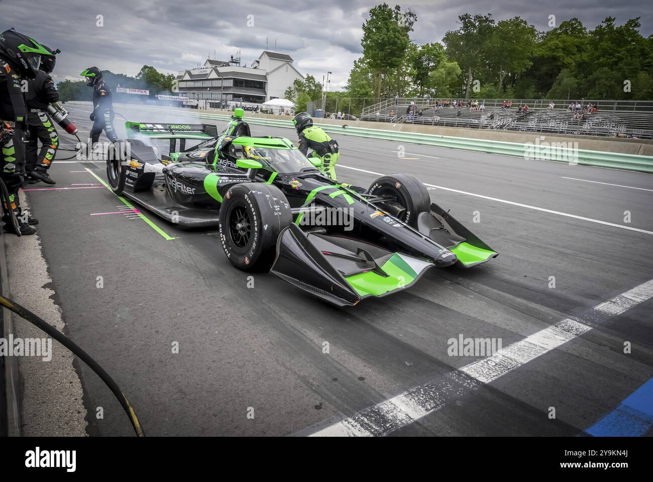 ROMAIN GROSJEAN (77) di Ginevra, Svizzera, scende lungo la pit Road per il servizio durante il Gran Premio XPEL a Road America a Elkhart Lake, WISCONSIN Foto Stock