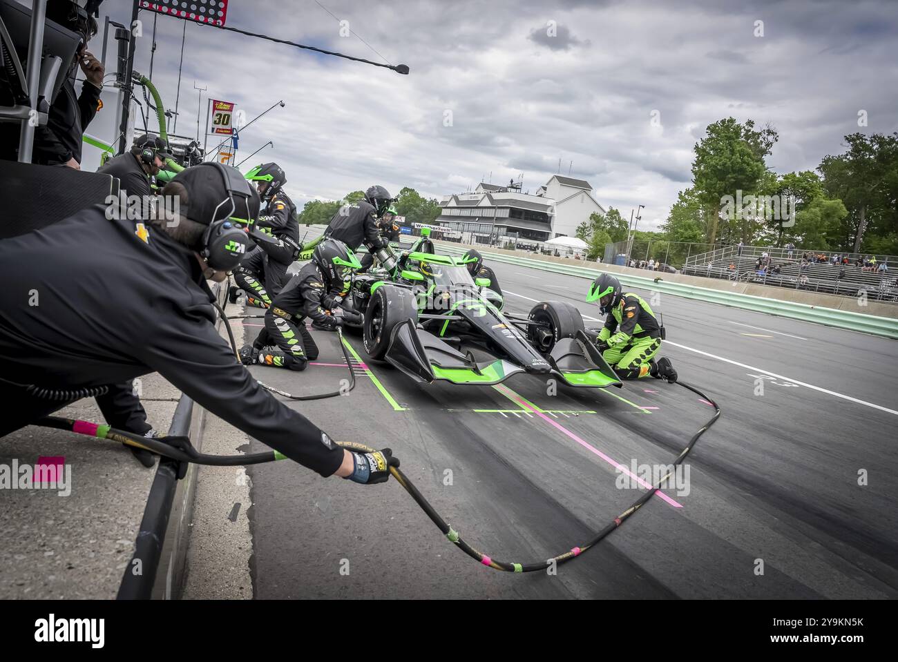 ROMAIN GROSJEAN (77) di Ginevra, Svizzera, scende lungo la pit Road per il servizio durante il Gran Premio XPEL a Road America a Elkhart Lake, WISCONSIN Foto Stock