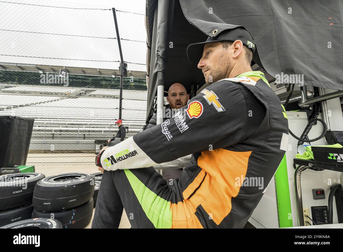 ROMAIN GROSJEAN (77) di Ginevra, Svizzera, si prepara alla 108a corsa della 500 miglia di Indianapolis sul circuito di Indianapolis, IN Foto Stock
