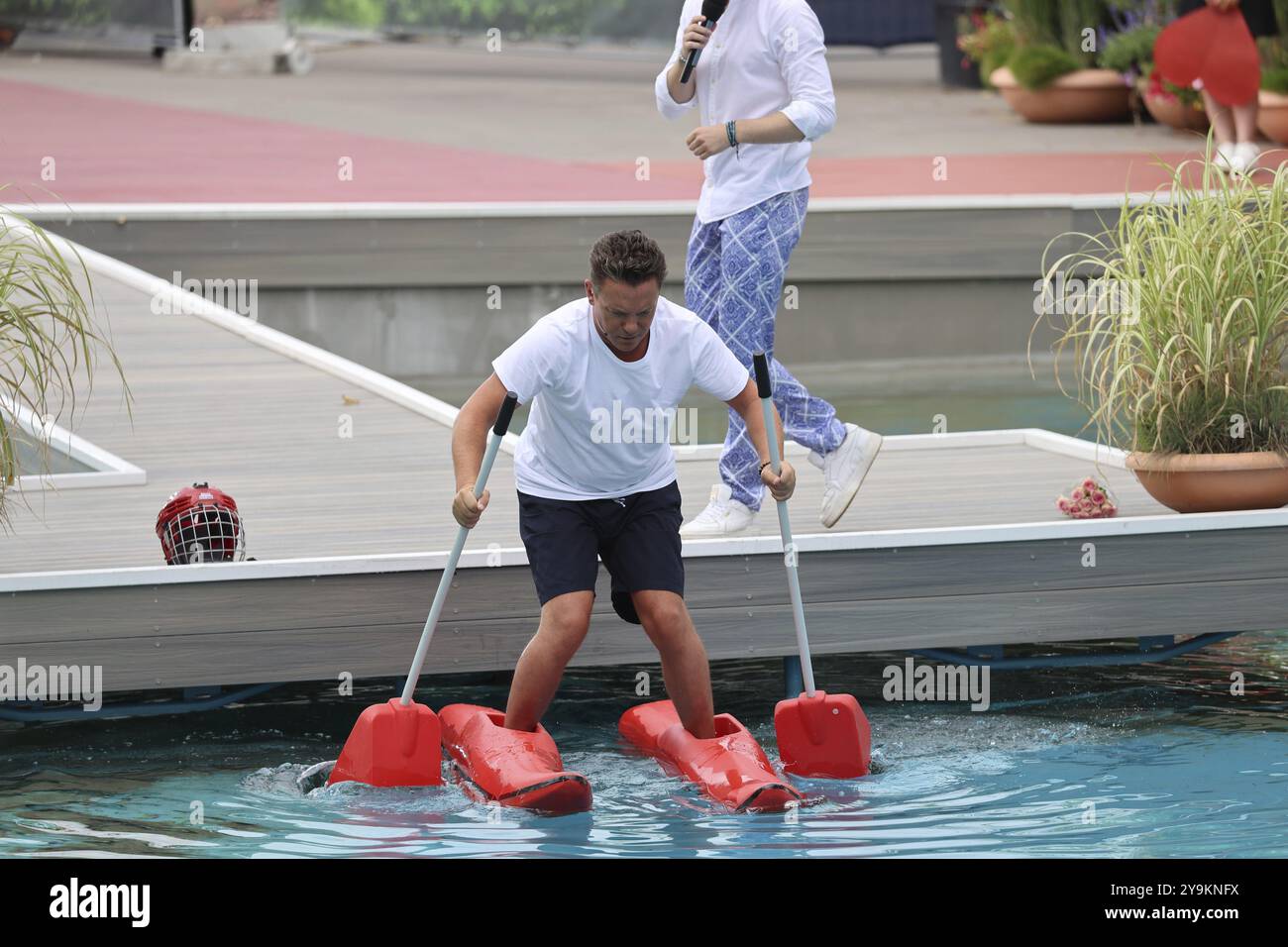 Entertainer) in una piccola competizione di canottaggio sul programma TV ARD Foto Stock
