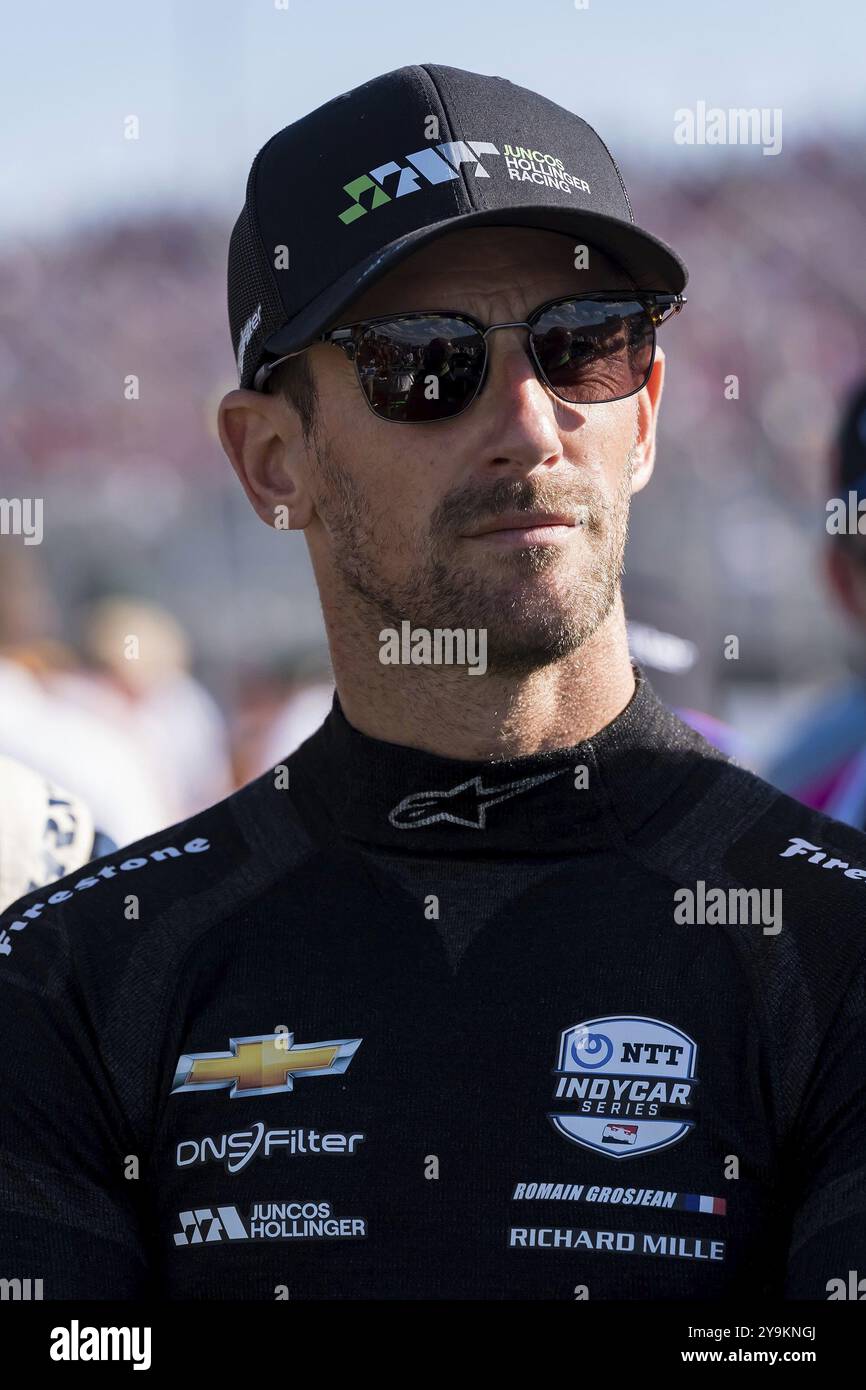 Il pilota DELLA SERIE NTT INDYCAR, ROMAIN GROSJEAN (77) (SWE) di Ginevra, Svizzera, sta per l'inno nazionale prima del Bommarito Automotive Group 500 Foto Stock