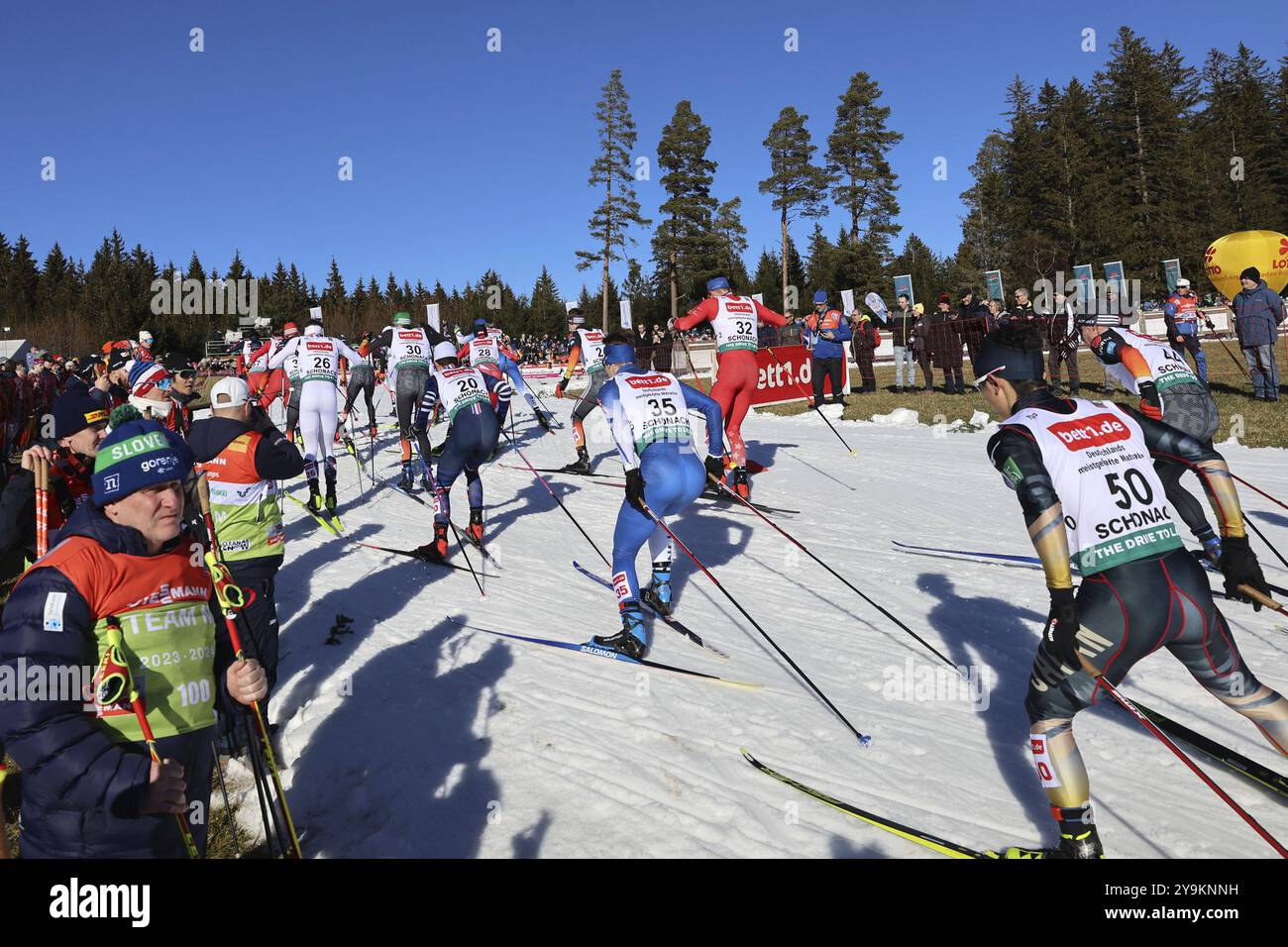 I migliori atleti del mondo che hanno raggiunto il traguardo alla FIS Nordic Combined World Cup Schonach 2024 Foto Stock