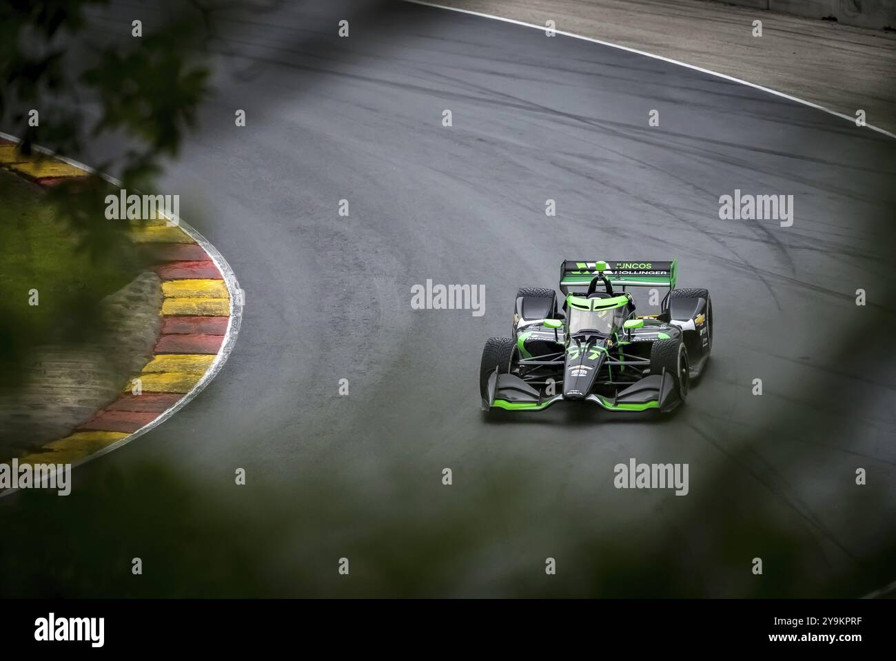 ROMAIN GROSJEAN (77) di Ginevra, Svizzera, passa attraverso la curva 12 (Canada Corner) durante una sessione di prove sul bagnato per il Gran Premio di XPEL a Road Americ Foto Stock