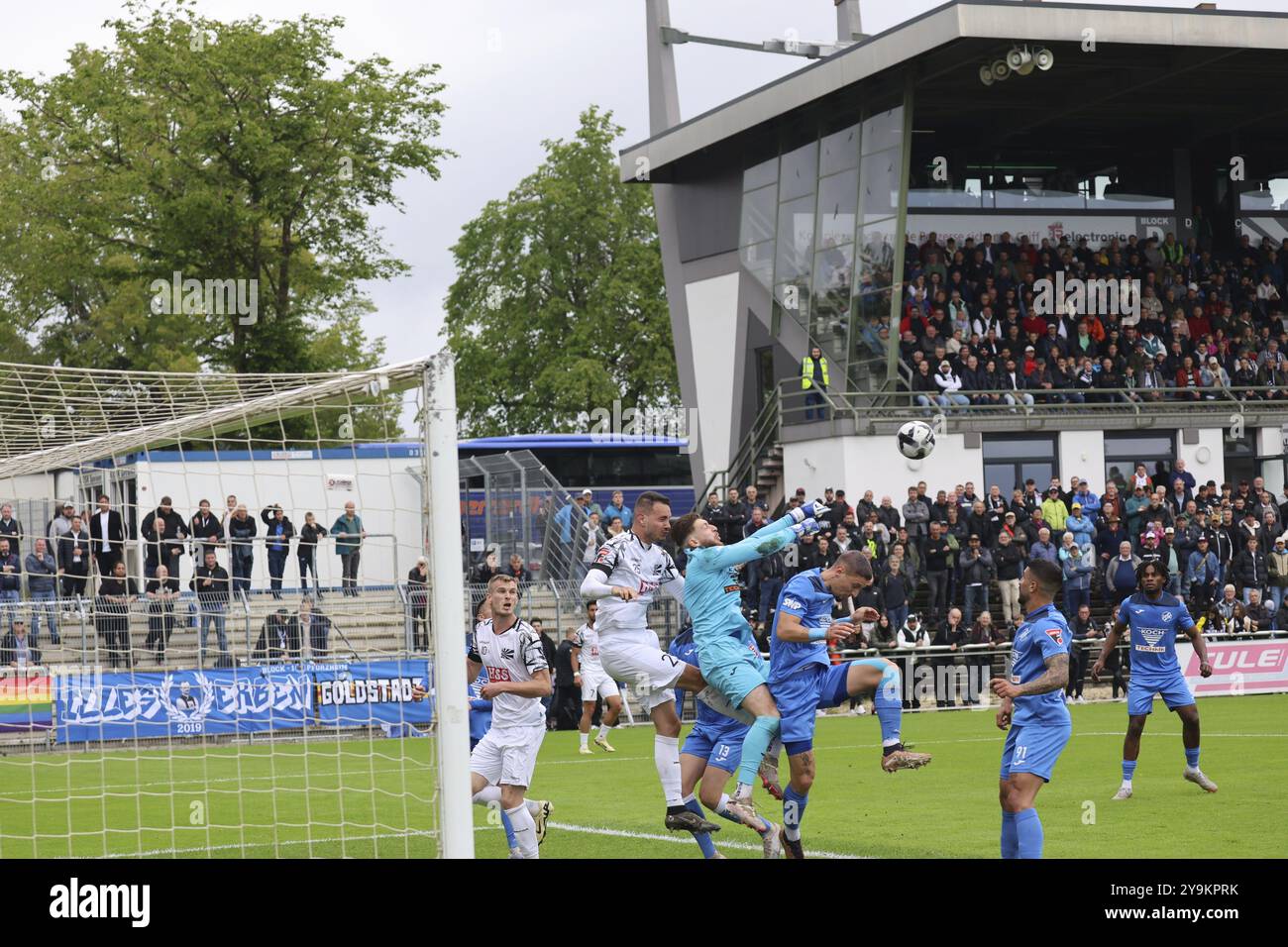 Il portiere Jusuf Tirso (Pforzheim) è stato il grande supporto per la sua squadra e ha quasi spinto i giocatori del Villingen a disperare nella partita dell'OL BaWue: Foto Stock