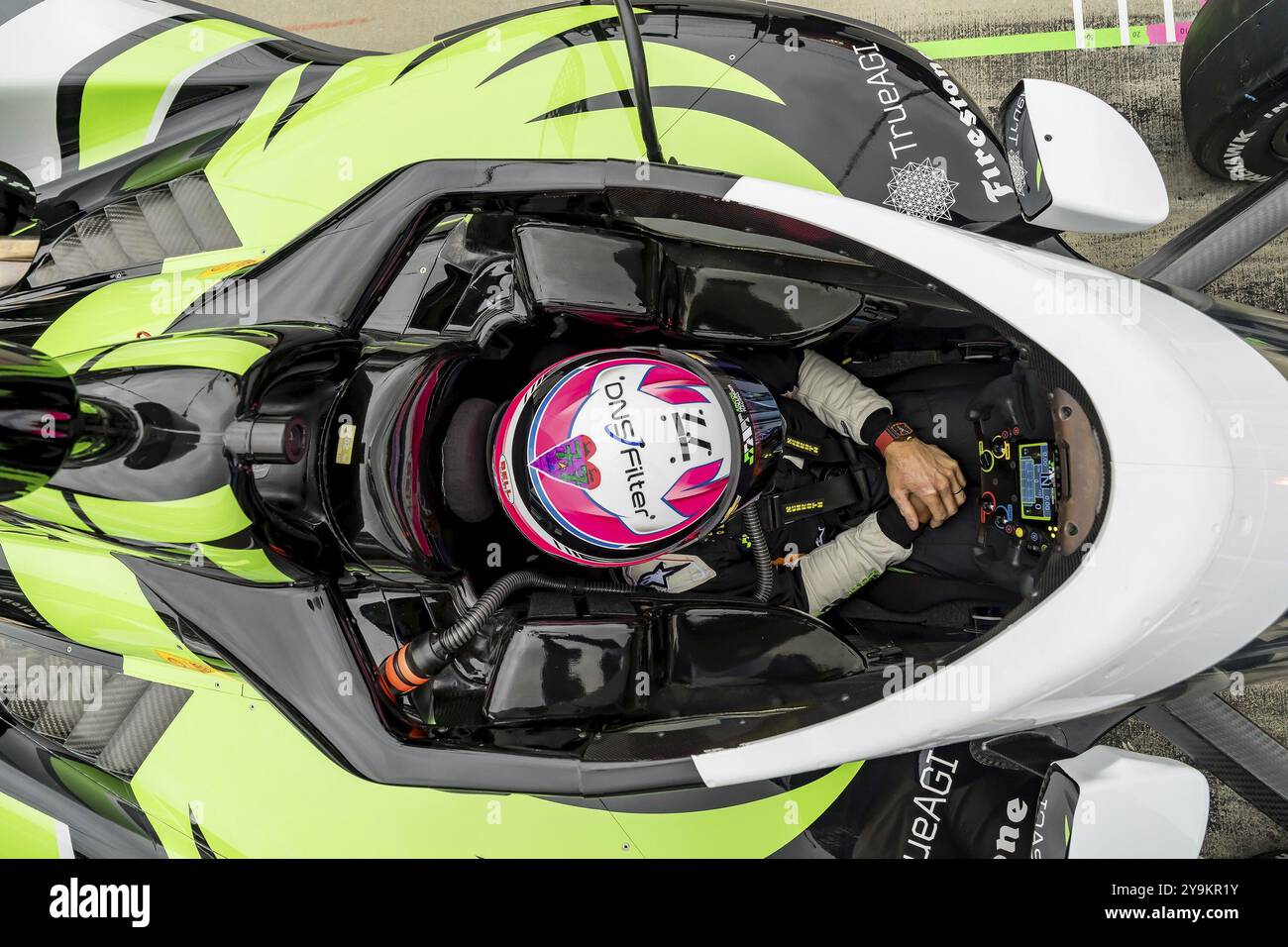 ROMAIN GROSJEAN (77) di Ginevra, Svizzera, si allaccia al suo veicolo mentre si prepara a praticare per la 108a corsa della 500 miglia di Indianapolis a Indian Foto Stock