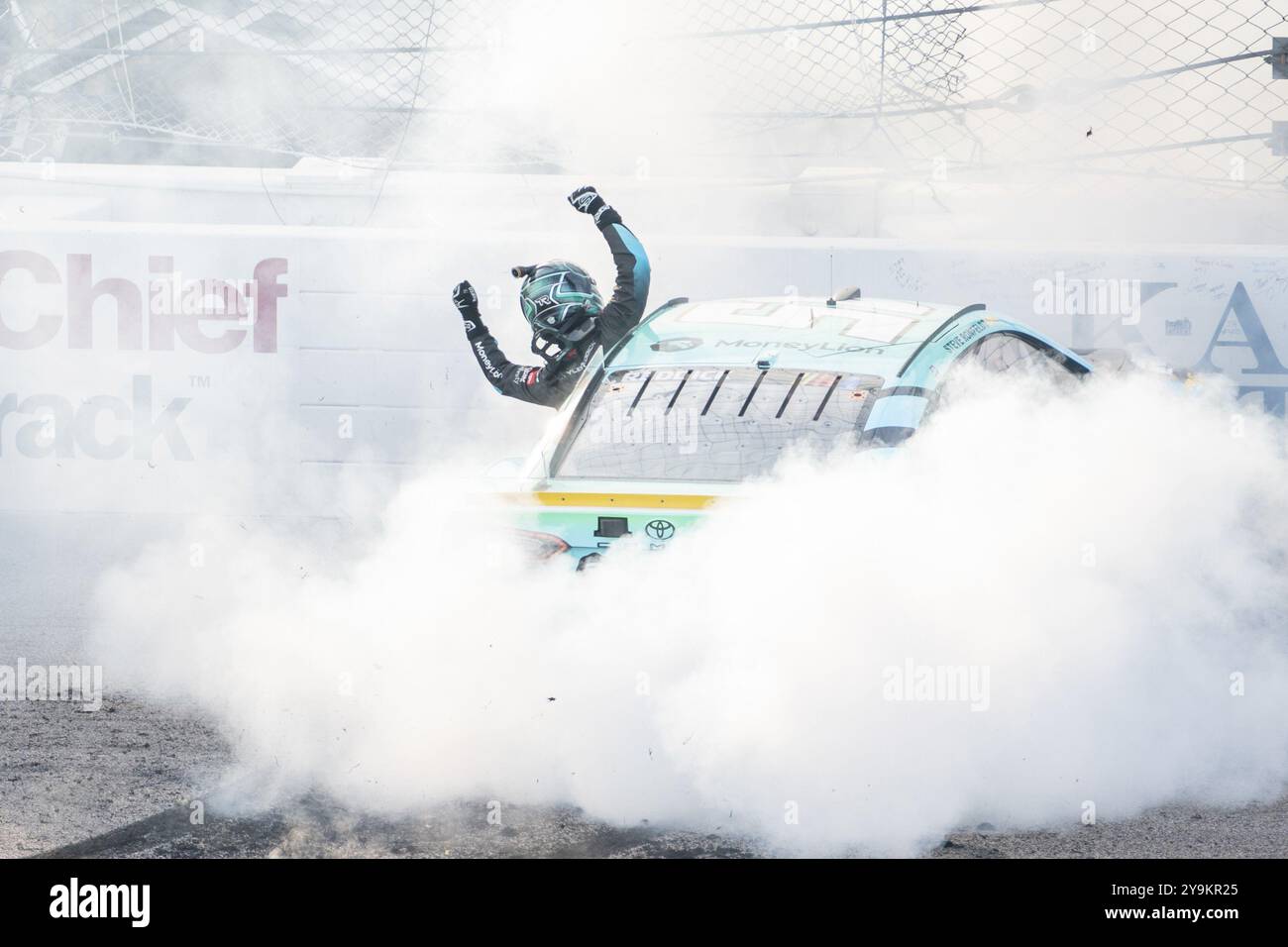 Tyler Reddick (45), pilota della NASCAR Cup Series, celebra la sua vittoria per l'Hollywood Casino 400 al Kansas Speedway di Kansas City, Kansas Foto Stock