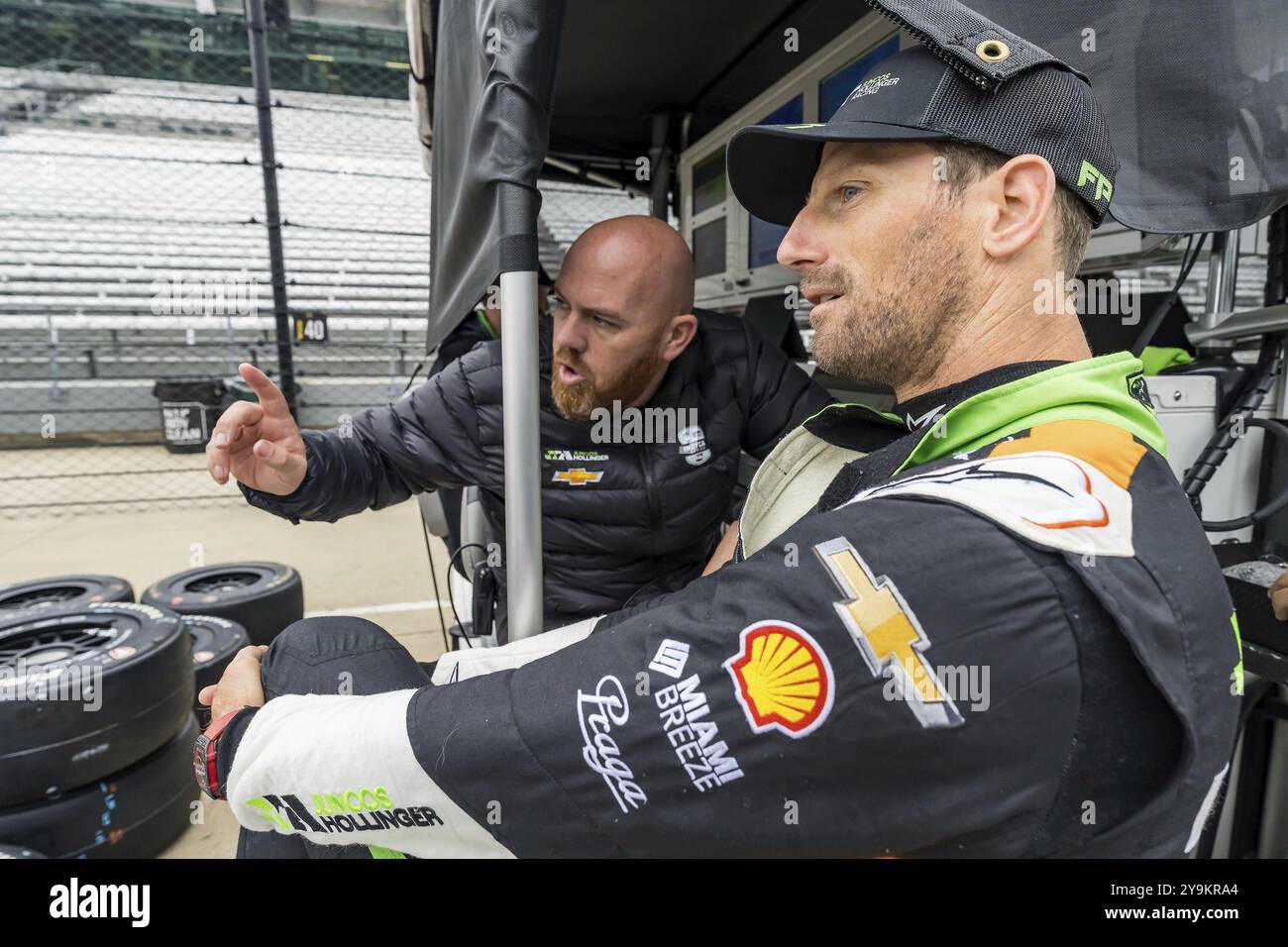 ROMAIN GROSJEAN (77) di Ginevra, Svizzera, si prepara alla 108a corsa della 500 miglia di Indianapolis sul circuito di Indianapolis, IN Foto Stock
