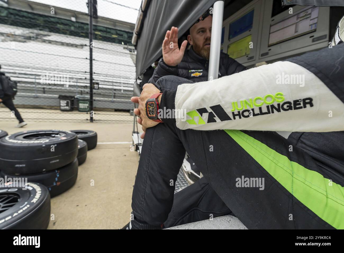 ROMAIN GROSJEAN (77) di Ginevra, Svizzera, si prepara alla 108a corsa della 500 miglia di Indianapolis sul circuito di Indianapolis, IN Foto Stock