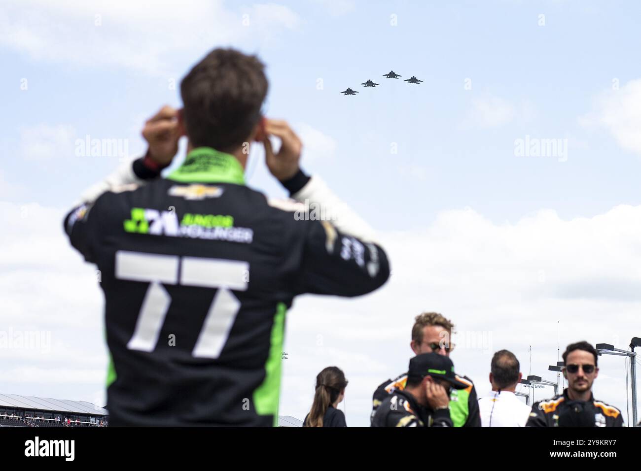 ROMAIN GROSJEAN (77) di Ginevra, Svizzera, sta per l'inno nazionale sulla griglia prima dell'Hy-Vee One Step 250 all'Iowa Speedway di Newton Foto Stock