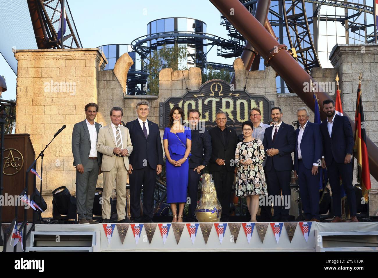 La famiglia operativa Mack con ospiti d'onore all'apertura ufficiale delle nuove montagne russe Voltron Nevera al Festival estivo croato dell'UE Foto Stock