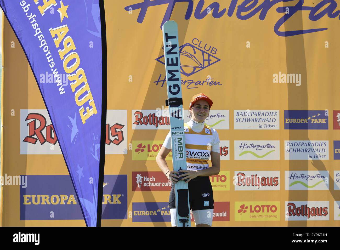 Selina Freitag (WSC Erzgebirge Oberwiesenthal) alla cerimonia di premiazione della Coppa COC Summer Ski Jumping Hinterzarten 2024 Foto Stock