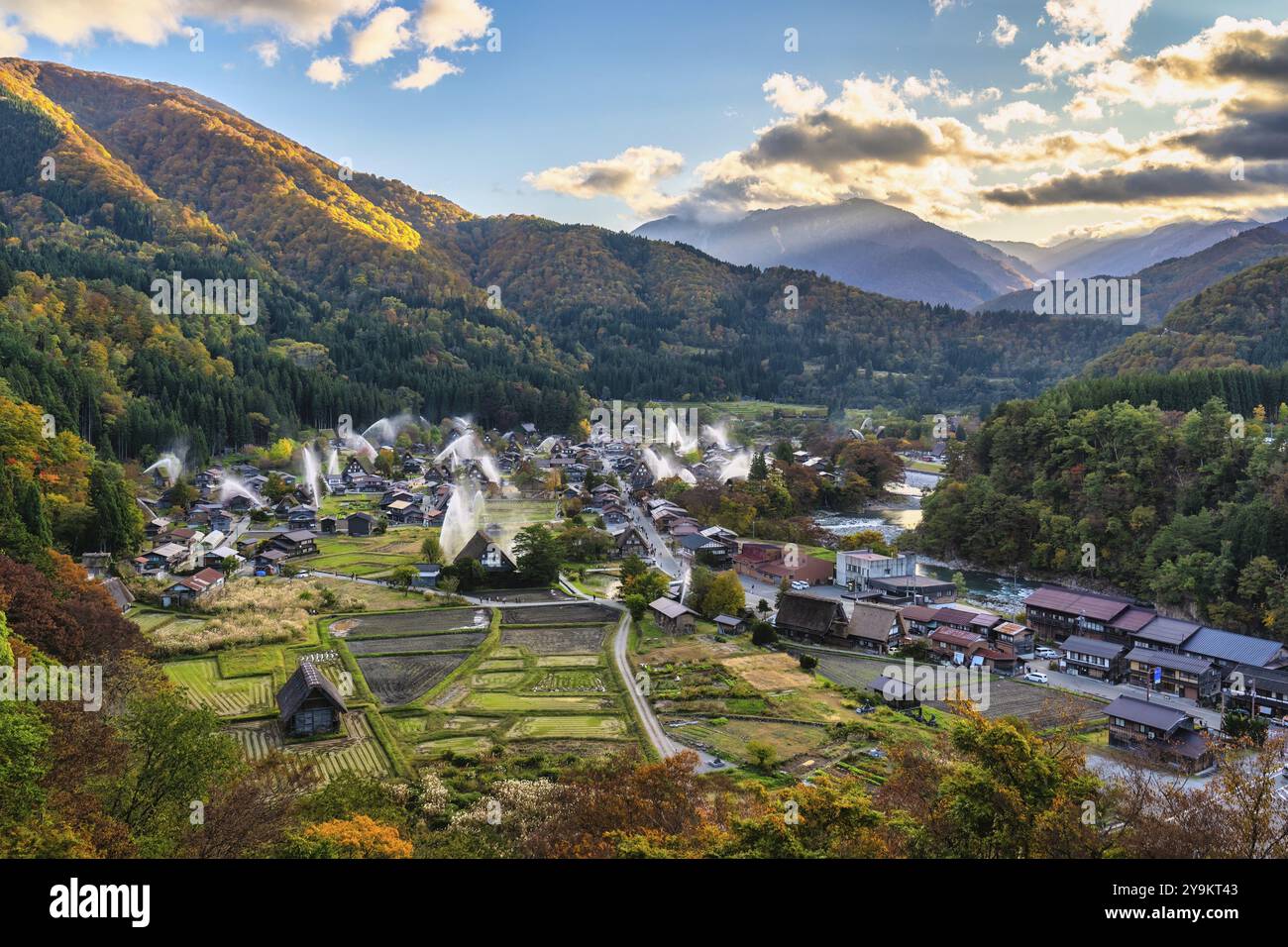 Villaggio di Shirakawago Gifu Giappone, storica casa tradizionale giapponese di Gassho nel villaggio di Shirakawa nella stagione autunnale del fogliame Foto Stock