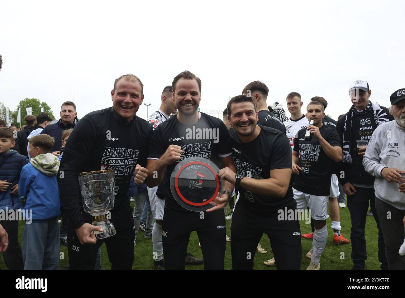 L'allenatore Mario Klotz (Villingen 08) e i suoi assistenti allenatori festeggiano dopo la vittoria per 3:2 nel campionato regionale di calcio sud-ovest dopo la partita Foto Stock