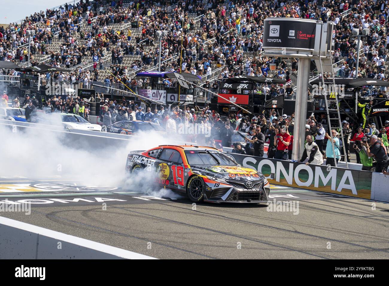 Il pilota NASCAR, Martin Truex Jr, celebra la sua vittoria per la Toyota SaveMart 350 al Sonoma Raceway di Sonoma CA Foto Stock