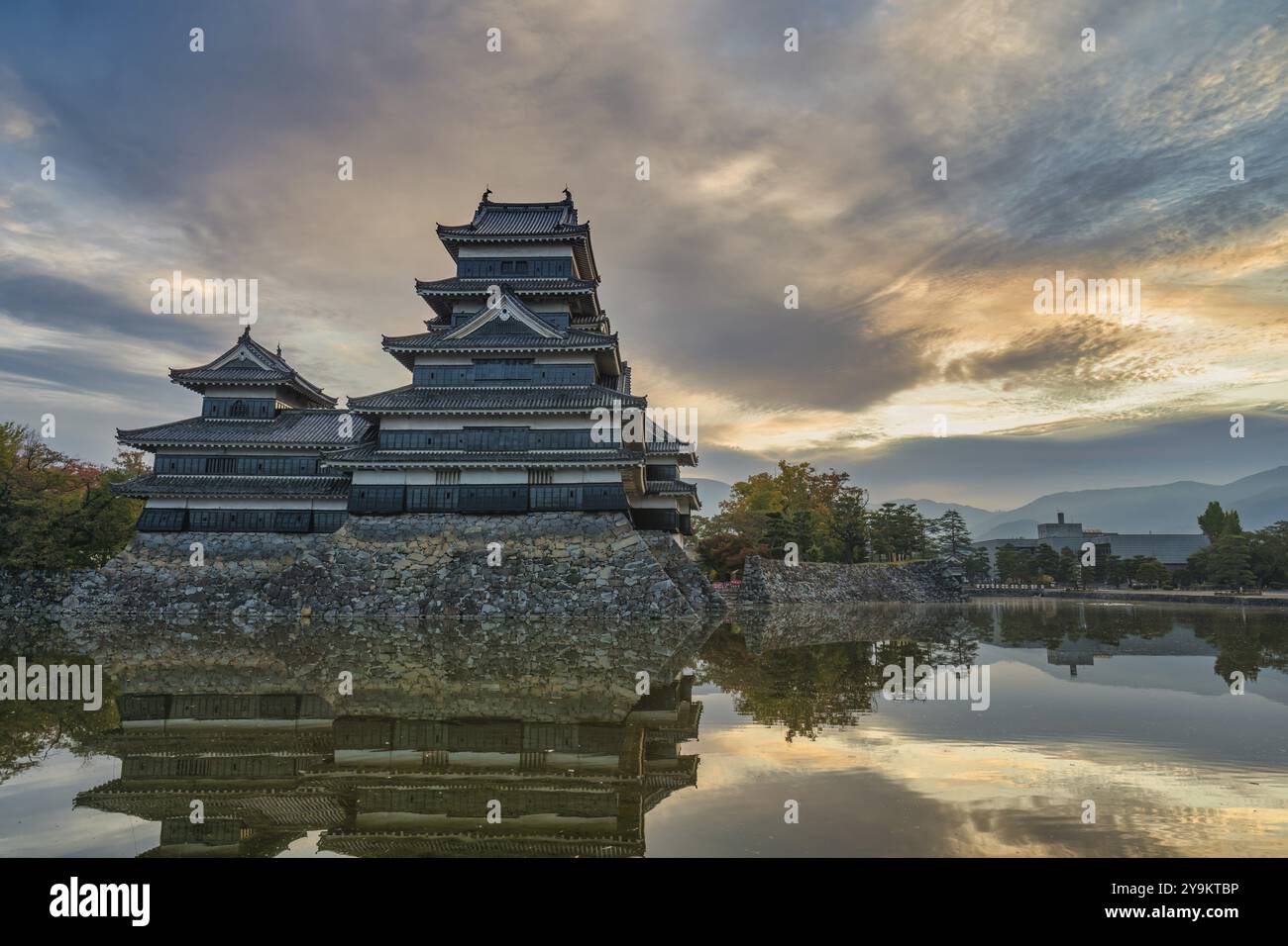 Matsumoto Nagano, alba al castello di Matsumoto nella stagione autunnale Foto Stock