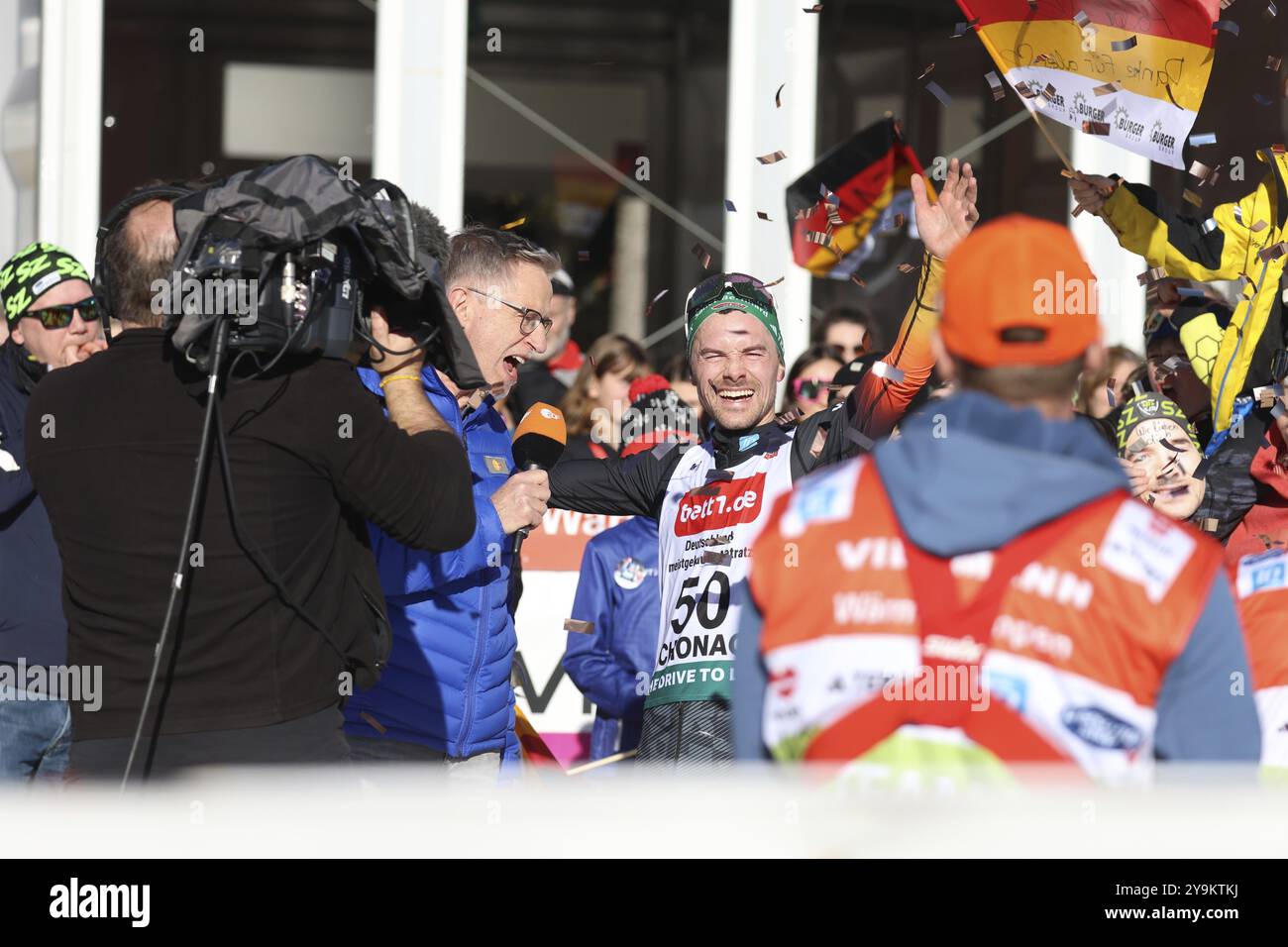 Festeggiamo insieme: Il presentatore dello ZDF Norbert Koenig con Fabian Riessle (SZ Breitnau/Germania) dopo la sua ultima gara alla Coppa del mondo combinata nordica FIS Foto Stock