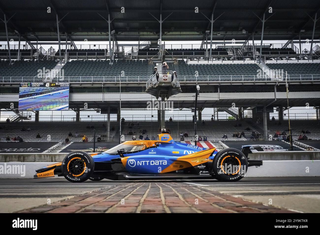 CALLUM ILOTT (6) di Cambridge, Inghilterra, attraversa il cortile di mattoni durante una sessione di prove per la 108a corsa della 500 miglia di Indianapolis all'India Foto Stock