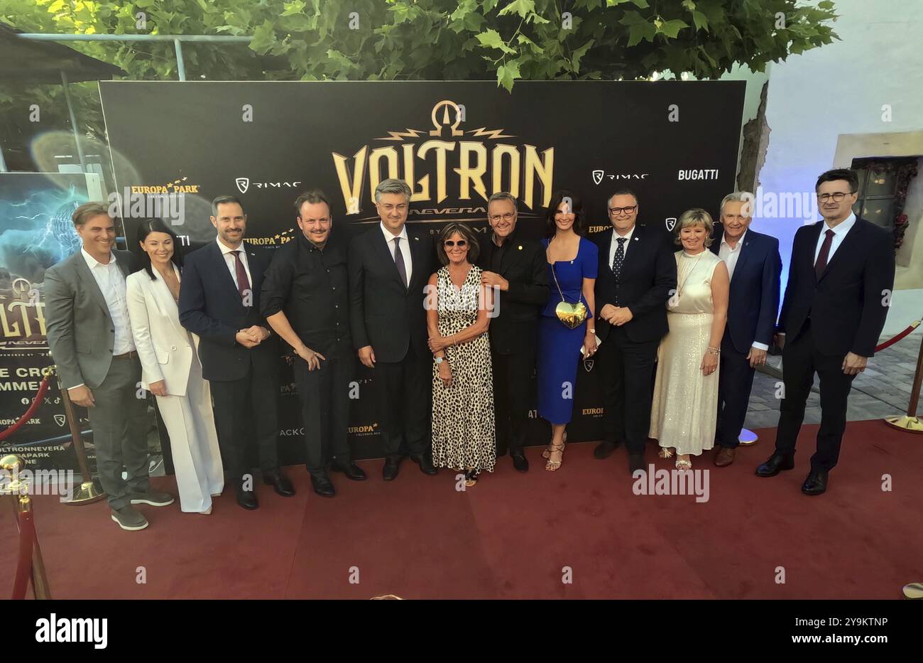 La famiglia operativa Mack con ospiti d'onore all'apertura ufficiale delle nuove montagne russe Voltron Nevera al Festival estivo croato dell'UE Foto Stock