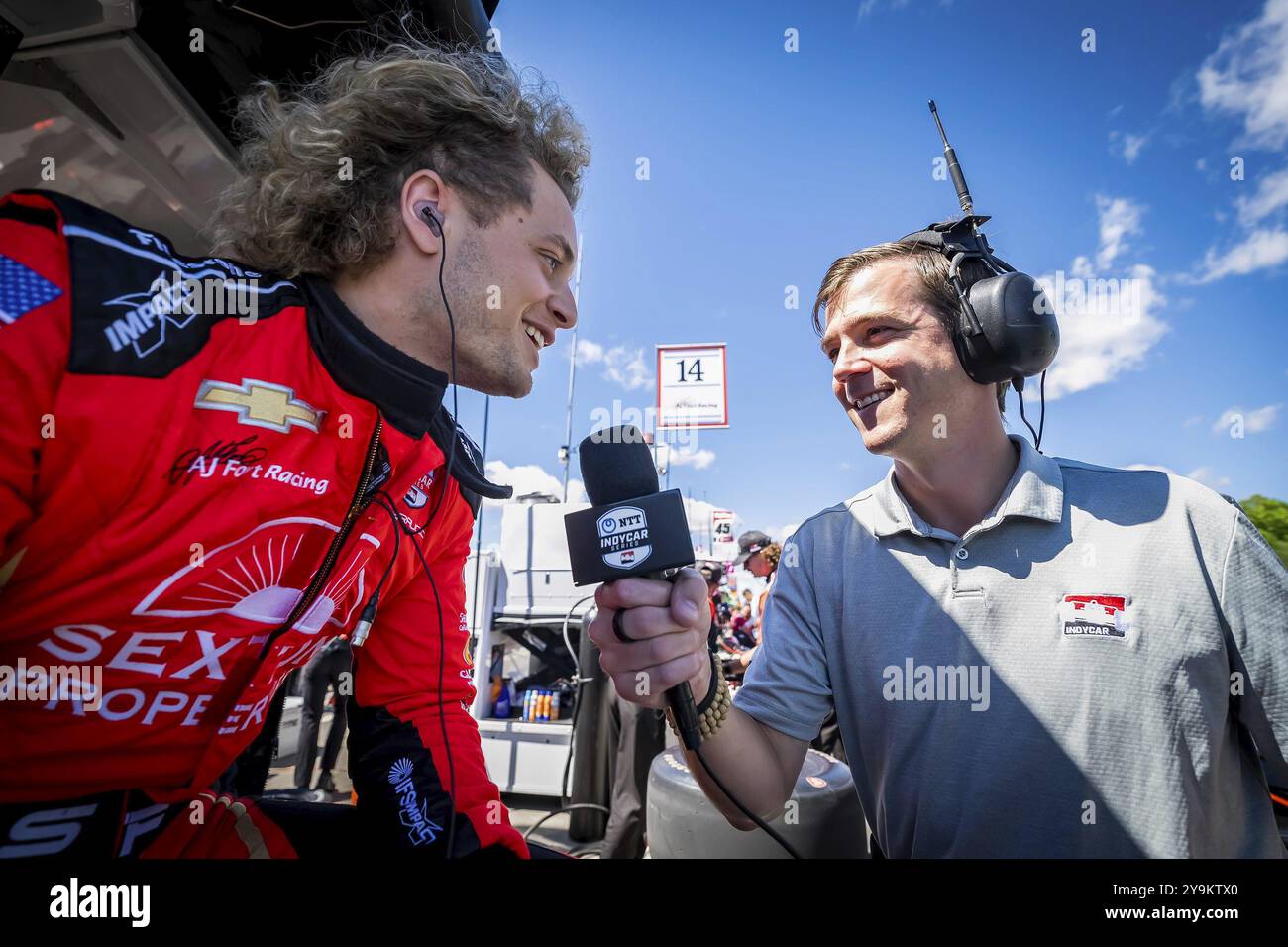 Il pilota DELLA SERIE NTT INDYCAR, SANTINO FERRUCCI (14) di Woodbury, Connecticut, ha rilasciato un'intervista ai media durante l'XPEL Grand Prix a Road America Foto Stock
