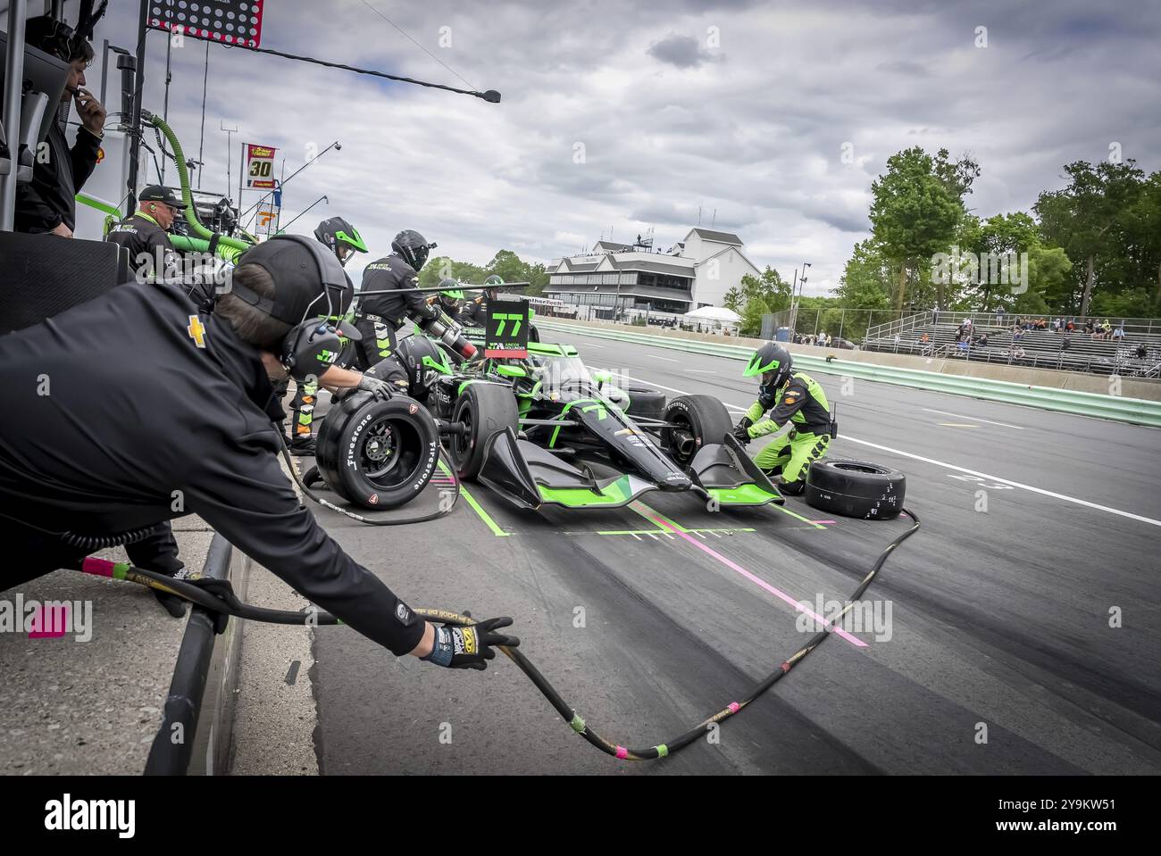 ROMAIN GROSJEAN (77) di Ginevra, Svizzera, scende lungo la pit Road per il servizio durante il Gran Premio XPEL a Road America a Elkhart Lake, WISCONSIN Foto Stock