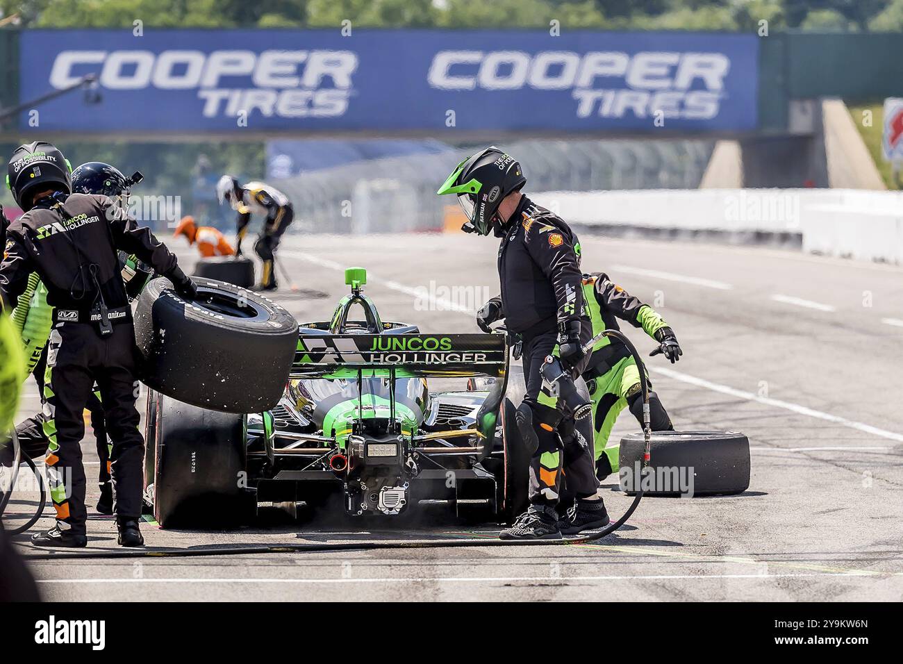 ROMAIN GROSJEAN (77) di Ginevra, Svizzera, scende lungo la pit Road per il servizio durante la Honda Indy 200 al Mid-Ohio Sports Car Course di Lexington, OHIO Foto Stock