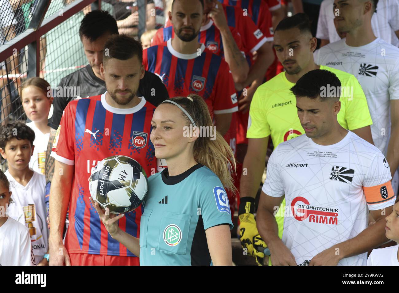 Arbitro: Fabienne Michel (TSV 1881 Gau-Odernheim) attende con i capitani Patrick Mainka (1. FC Heidenheim) e Nico Tadic (FC 08 Villingen) per la k Foto Stock