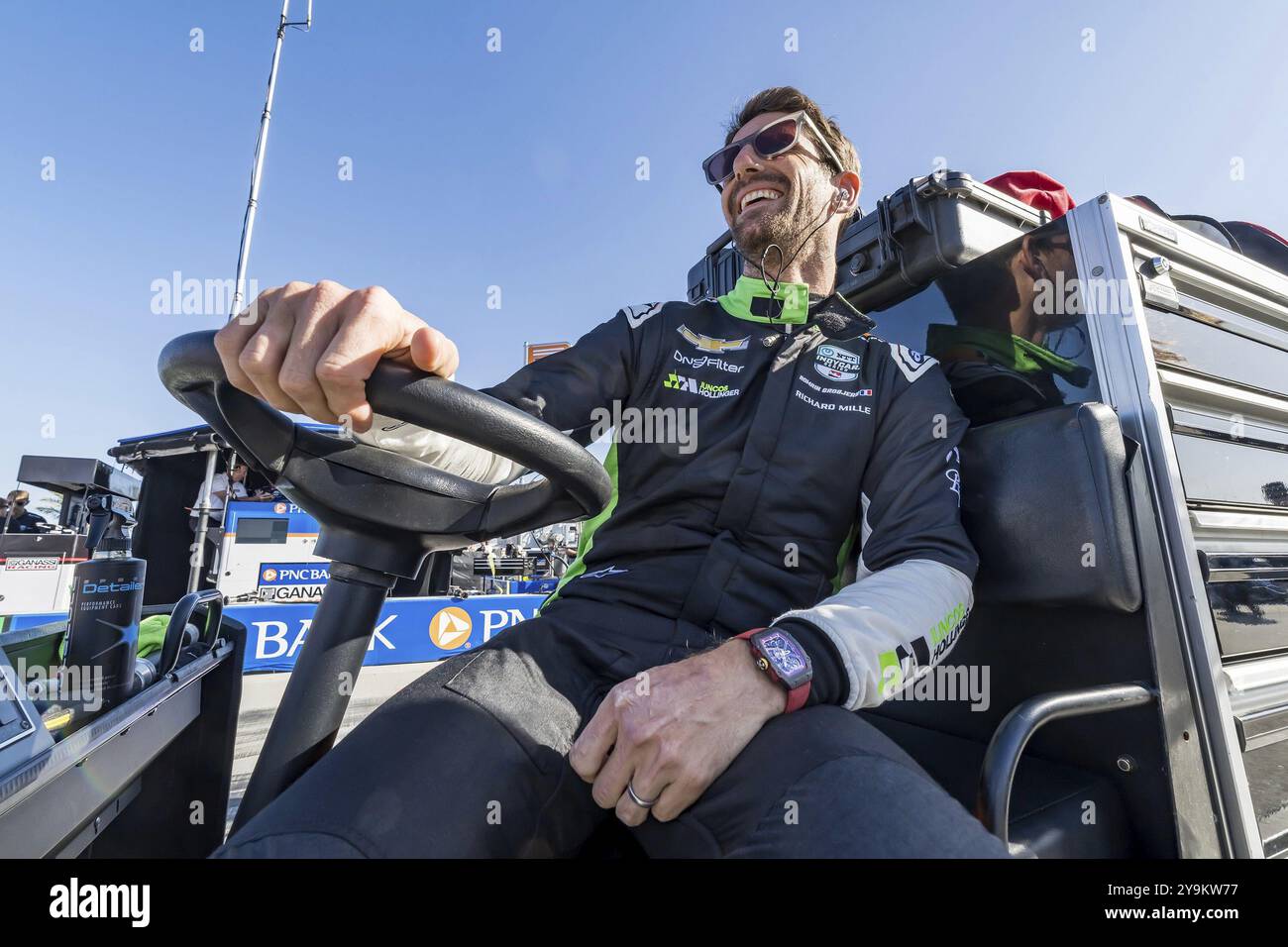 Il pilota DELLA SERIE NTT INDYCAR, ROMAIN GROSJEAN (77) di Ginevra, Svizzera, scatta fotografie e posa con i tifosi mentre si prepara alla gara inaugurale Foto Stock