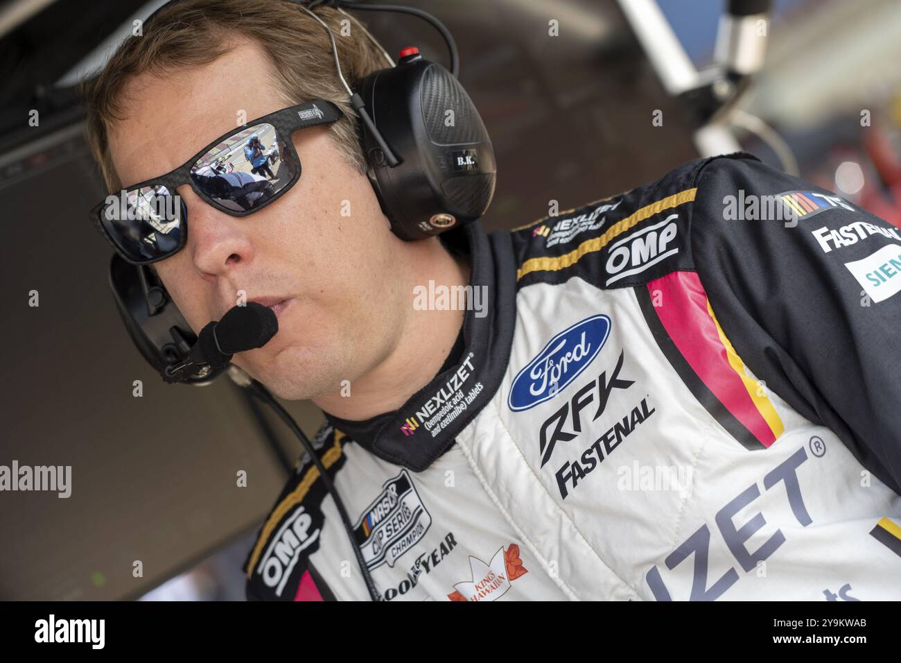 Brad Keselowski (6), pilota della NASCAR Cup Series, si esibisce in pista per il FireKeppers Casino 400 presso il Michigan International Speedway di Foto Stock