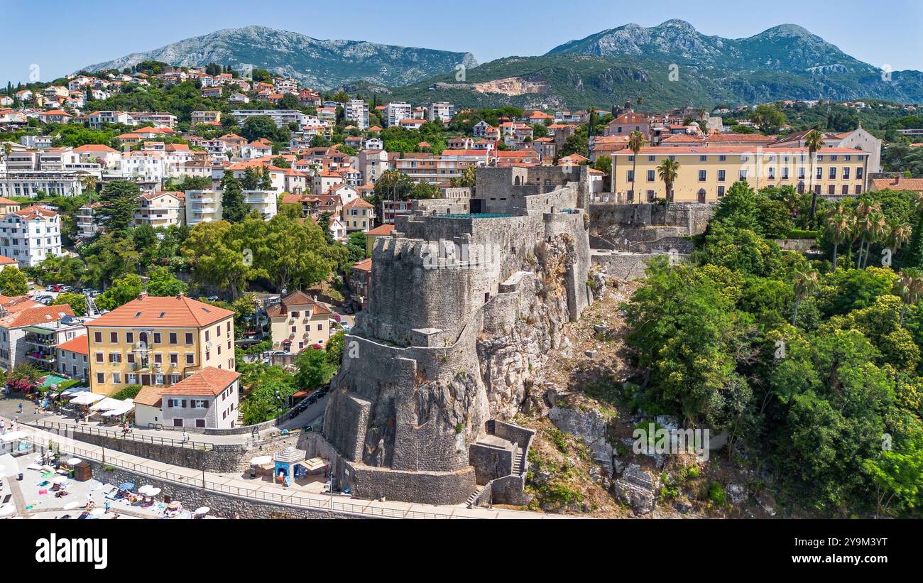 Vista aerea della fortezza di forte Mare a Herceg Novi, una città situata all'ingresso occidentale della baia di Cattaro sulla costa del mare Adriatico Foto Stock