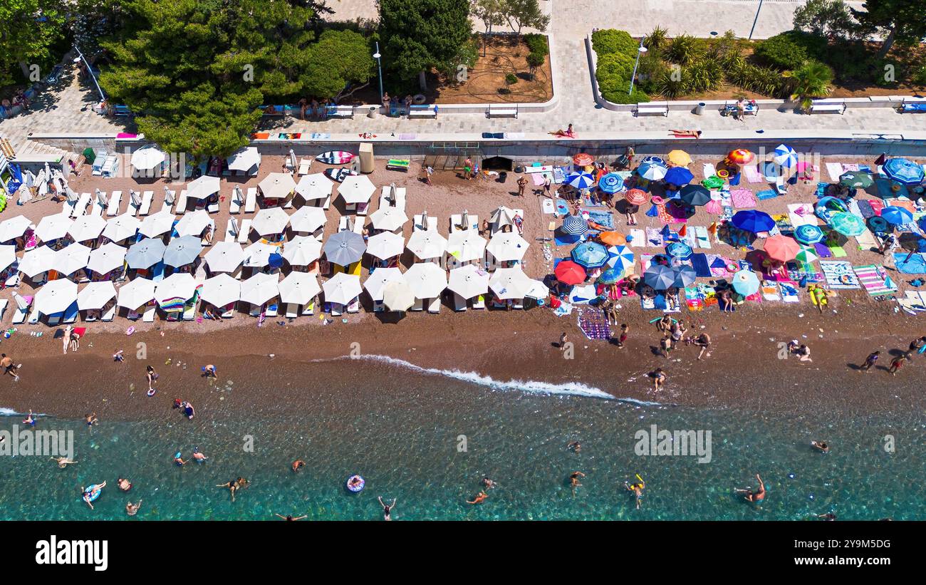 Vista aerea della spiaggia di Petrovac na Moru, una località turistica situata sulla costa del mare Adriatico in Montenegro Foto Stock