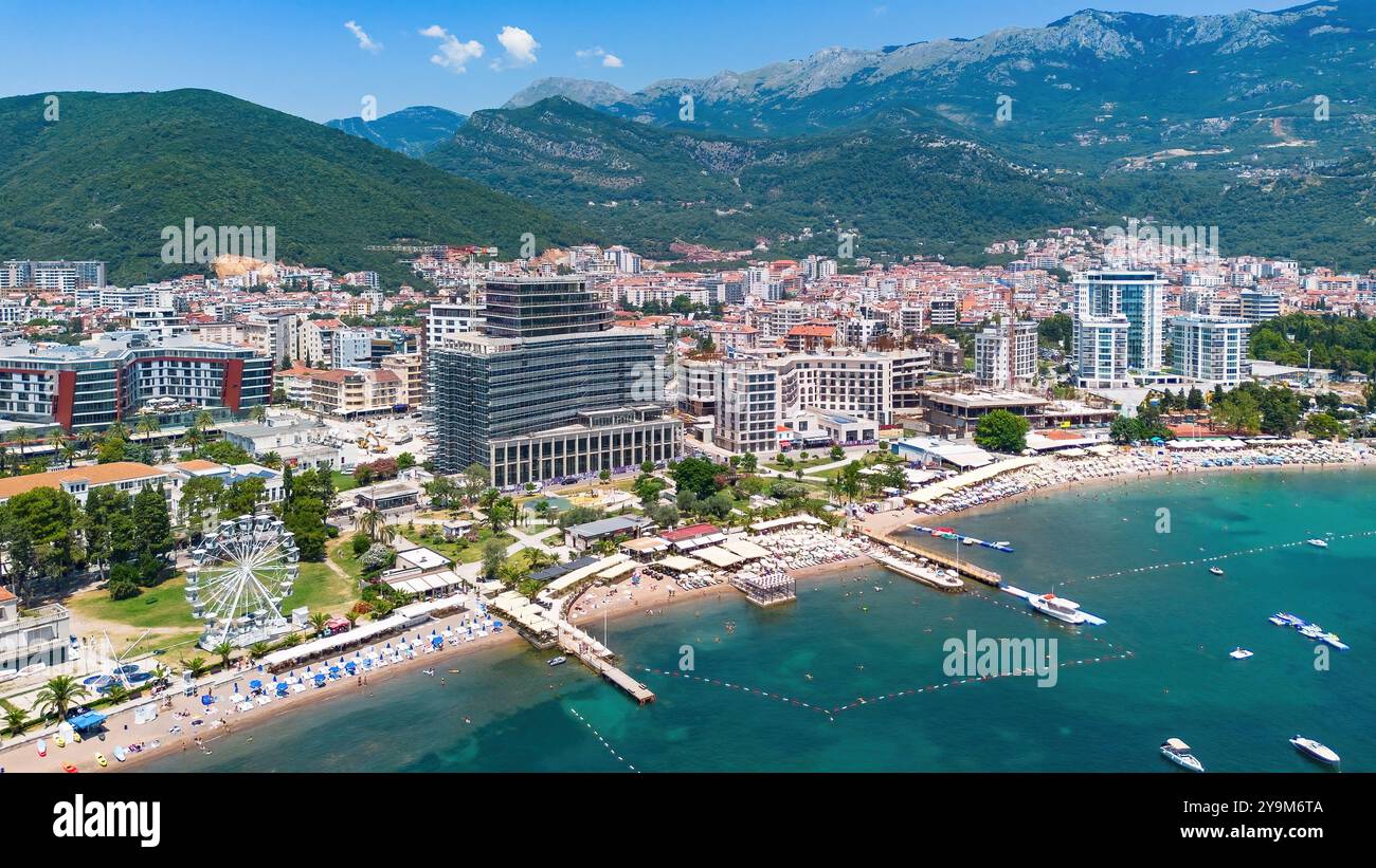 Vista aerea della spiaggia principale di Budva, costeggiata da moderni hotel lungo la costa del mare Adriatico in Montenegro Foto Stock