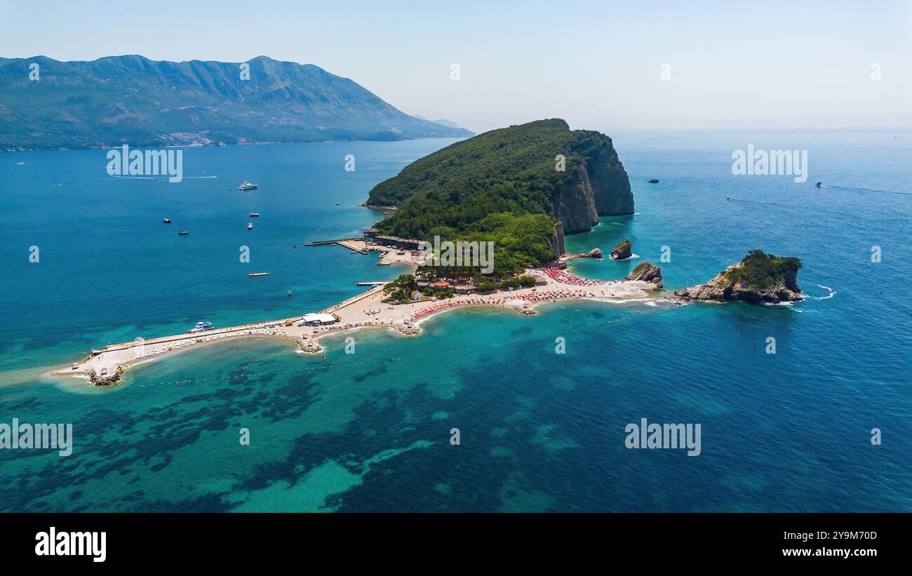 Vista aerea di Sveti Nikola (isola di San Nicola) in una baia della Riviera di Budva nel mare Adriatico in Montenegro Foto Stock