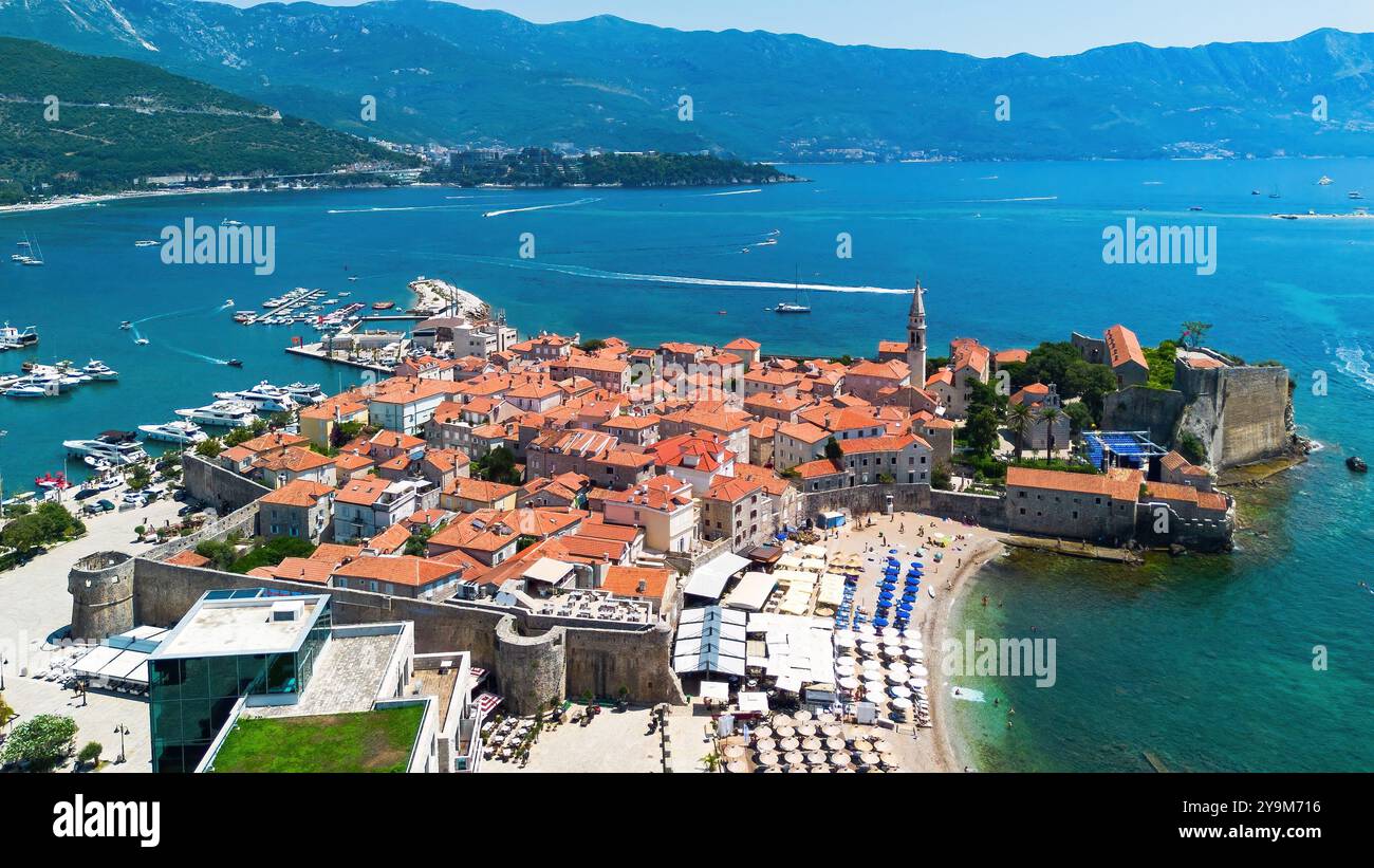 Vista aerea della città vecchia di Budva, costruita su una penisola lungo la costa del mare Adriatico in Montenegro - città costiera fortificata costruita dai Veneti Foto Stock