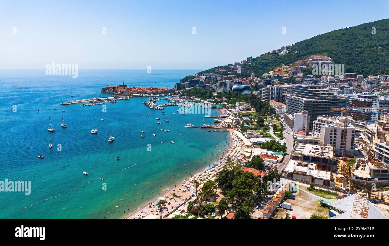 Vista aerea della città vecchia di Budva, costruita su una penisola lungo la costa del mare Adriatico in Montenegro - città costiera fortificata costruita dai Veneti Foto Stock