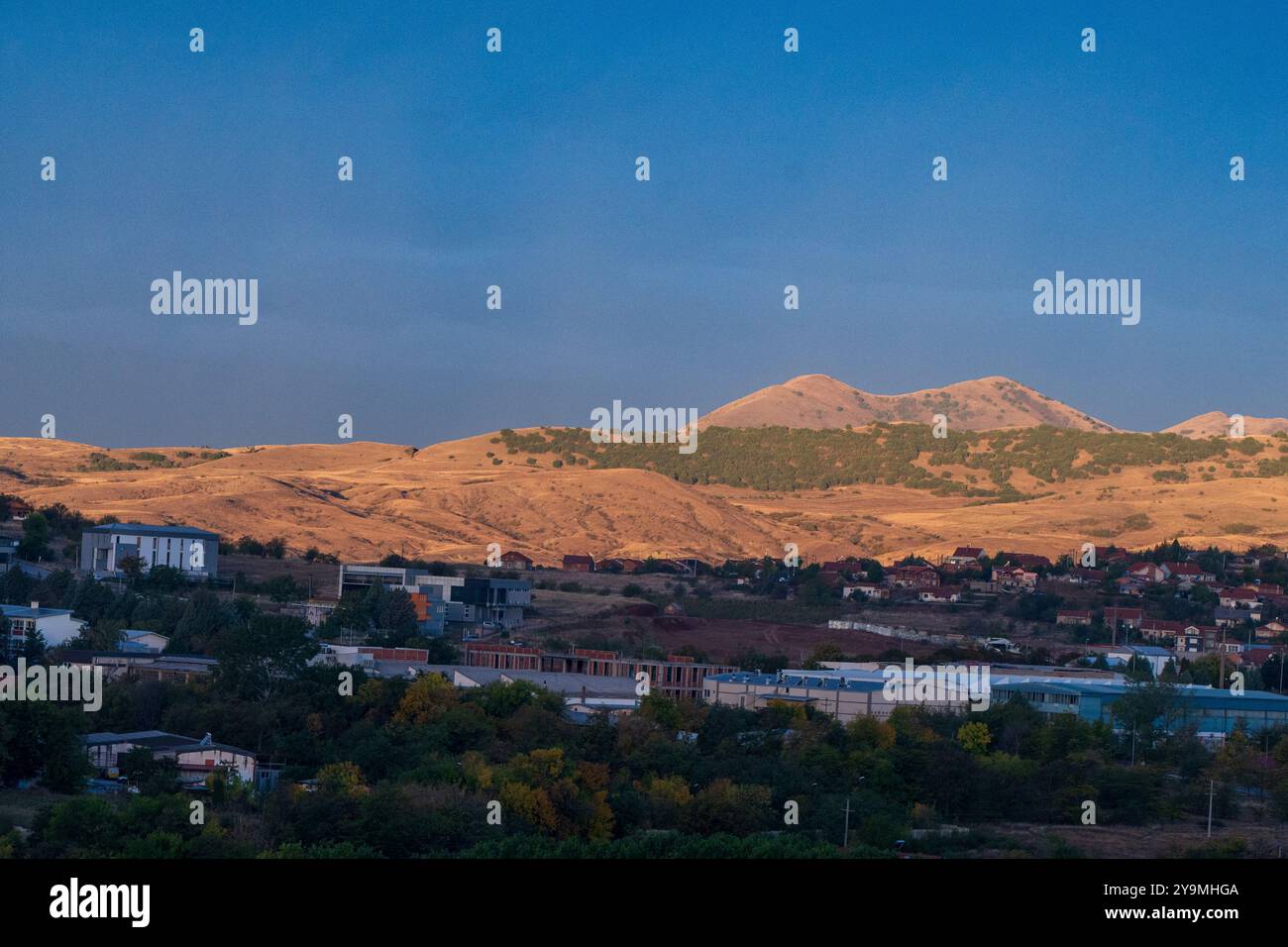 Serenità mattutina: Doppie colline e ombre sotto un cielo azzurro Foto Stock