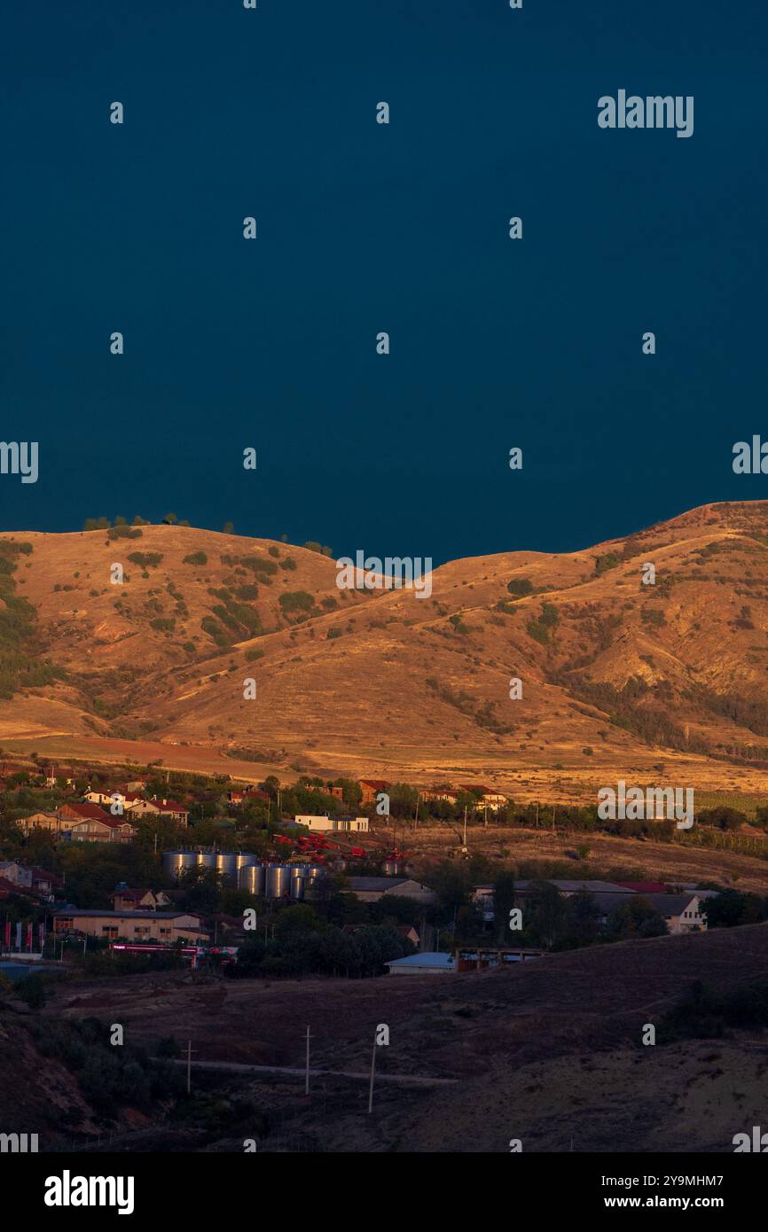 Paesaggio mattutino: Collina illuminata e cielo a contrasto Foto Stock