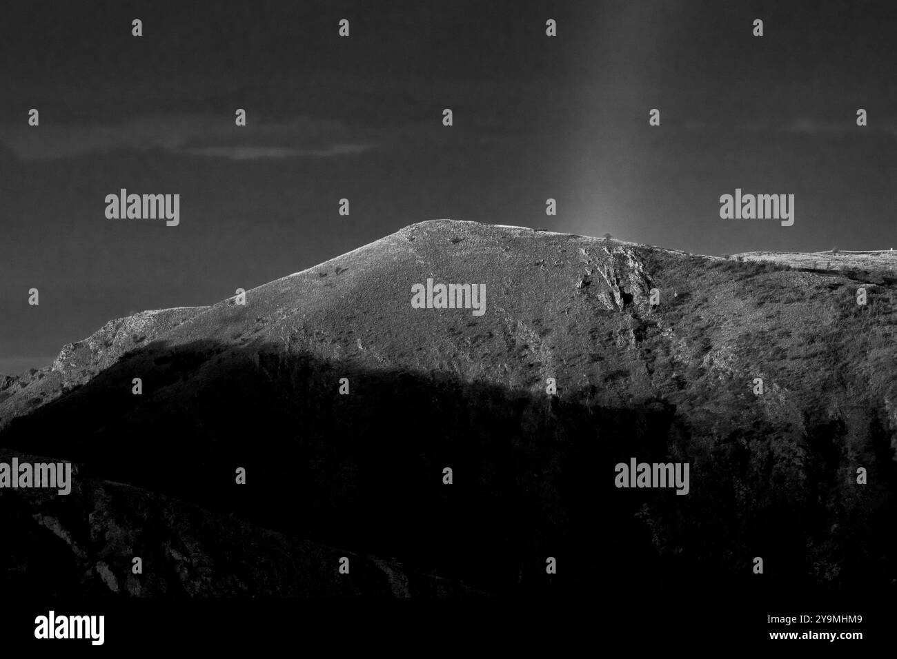 Mountain Hill con l'arcobaleno sbiadito: Affrettati e esprimi un desiderio Foto Stock
