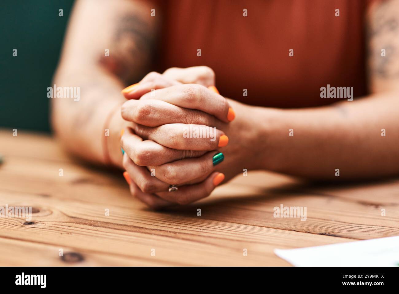 Donna, mani e preghiera a Dio sul tavolo, culto religioso e confessione per il perdono. Donna, serva riconoscente e devozione Foto Stock