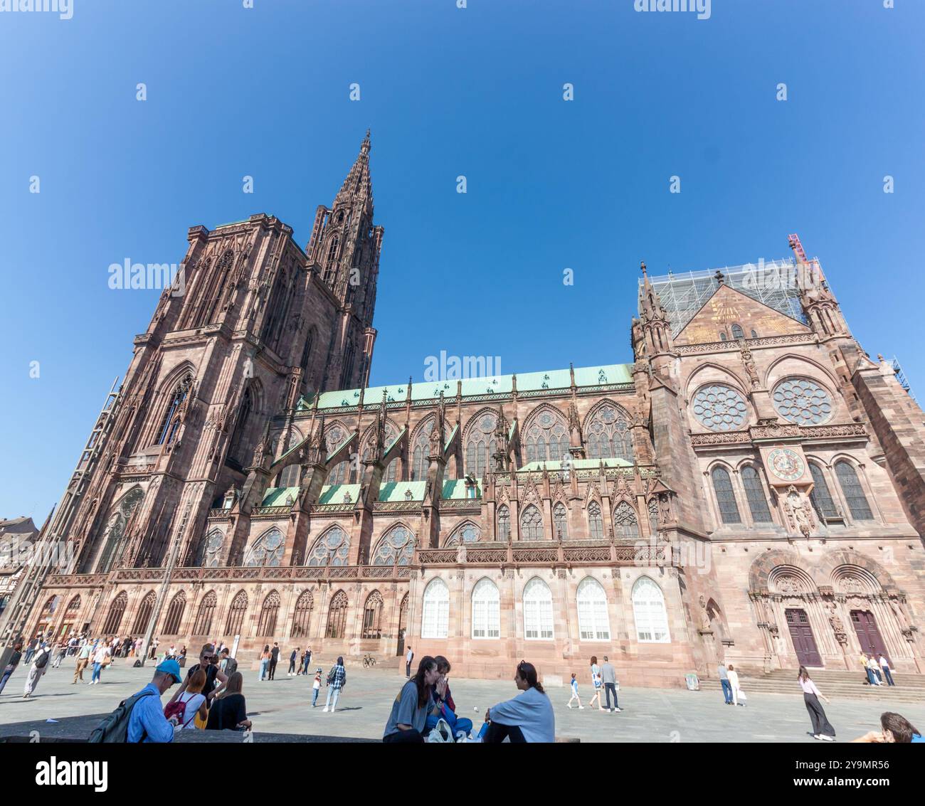 STRASBURGO, FRANCIA - 21 SETTEMBRE 2024: Vista sulla piazza affollata vicino alla cattedrale di Notre-Dame a Strasburgo, nella regione dell'Alsazia, Francia Foto Stock