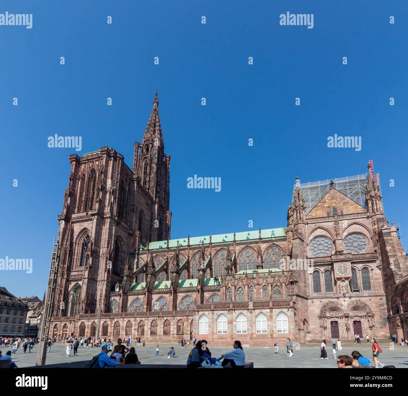 STRASBURGO, FRANCIA - 21 SETTEMBRE 2024: Vista sulla piazza affollata vicino alla cattedrale di Notre-Dame a Strasburgo, nella regione dell'Alsazia, Francia Foto Stock