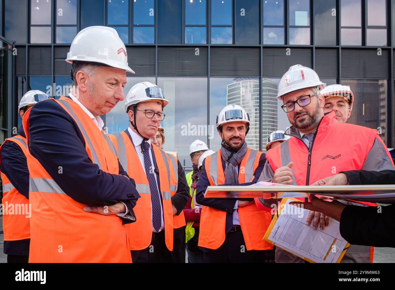 Il ministro dei trasporti Francois Durovray visita il sito di sviluppo di Place Charles Beraudier di fronte alla stazione Part Dieu. Foto Stock