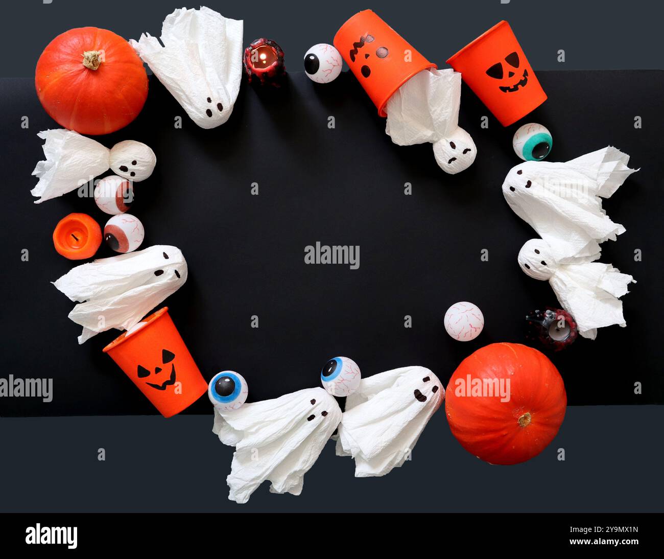 Cornice di diversi simboli di Halloween. Fatto a mano. Zucche occhi rotondi. Vetro di jack o lanterne. I fantasmi dell'Origami. Candele. I fantasmi hanno un volto diverso Foto Stock