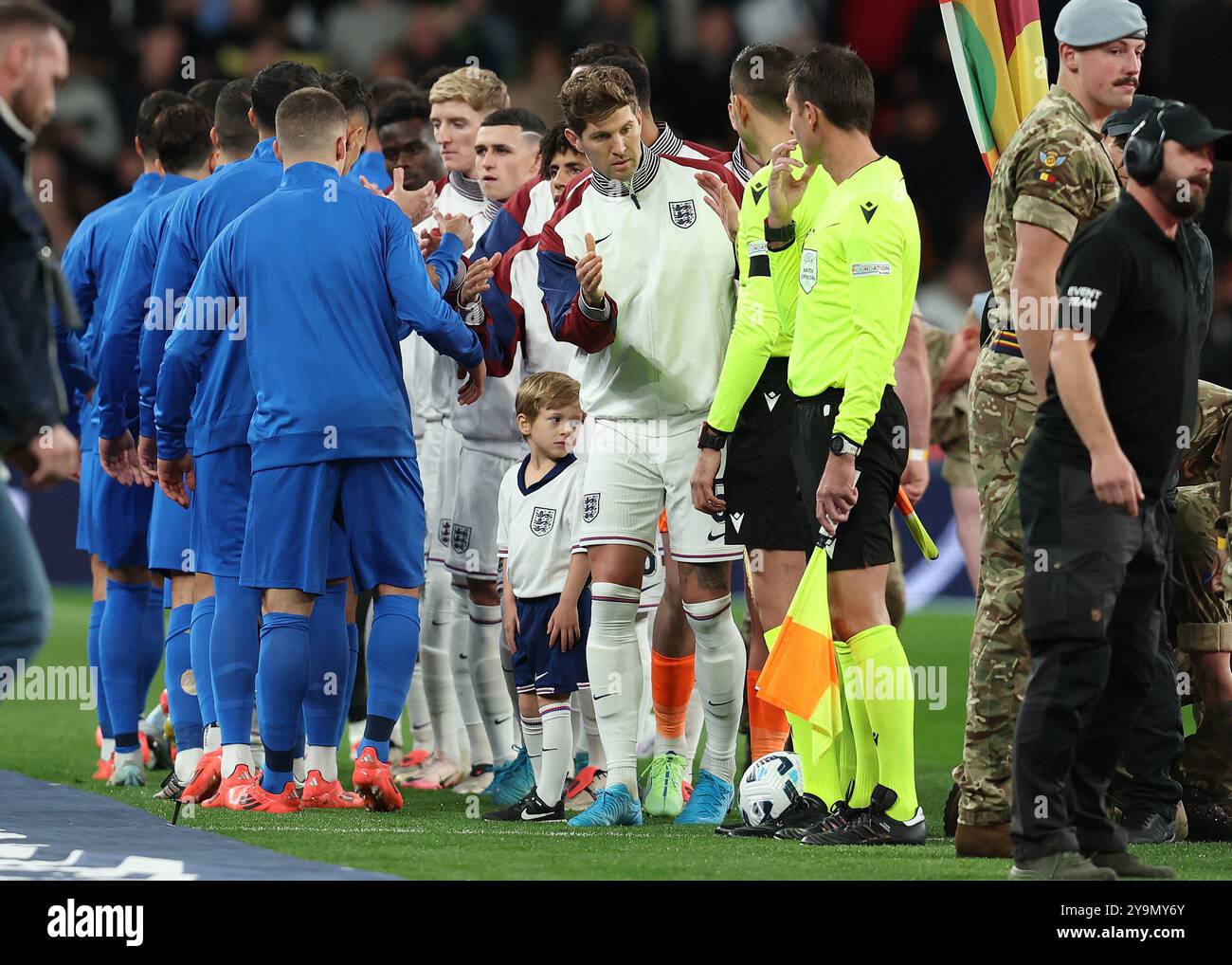 Londra, Regno Unito. 10 ottobre 2024. John Stones, l'Inghilterra, stringe la mano ai funzionari prima della partita di UEFA Nations League allo stadio di Wembley, Londra. Il credito per immagini dovrebbe essere: Paul Terry/Sportimage Credit: Sportimage Ltd/Alamy Live News Foto Stock
